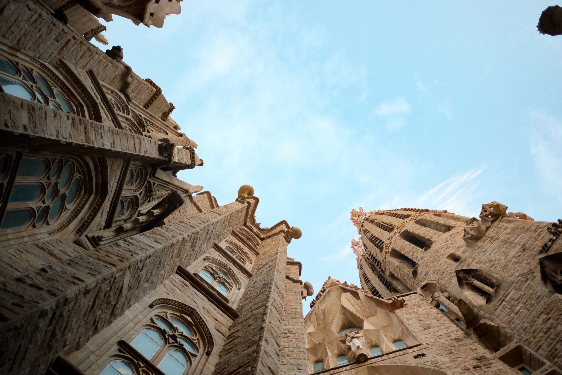 Detail fasády chrámu Sagrada Família od Antonia Gaudího v Barceloně proti modré obloze