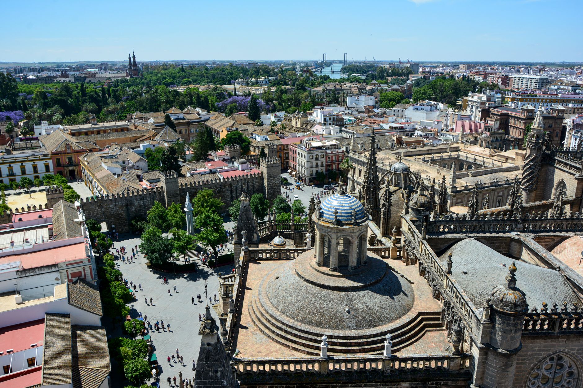 Pohled na věž Giralda a gotickou katedrálu v Seville za slunečného dne