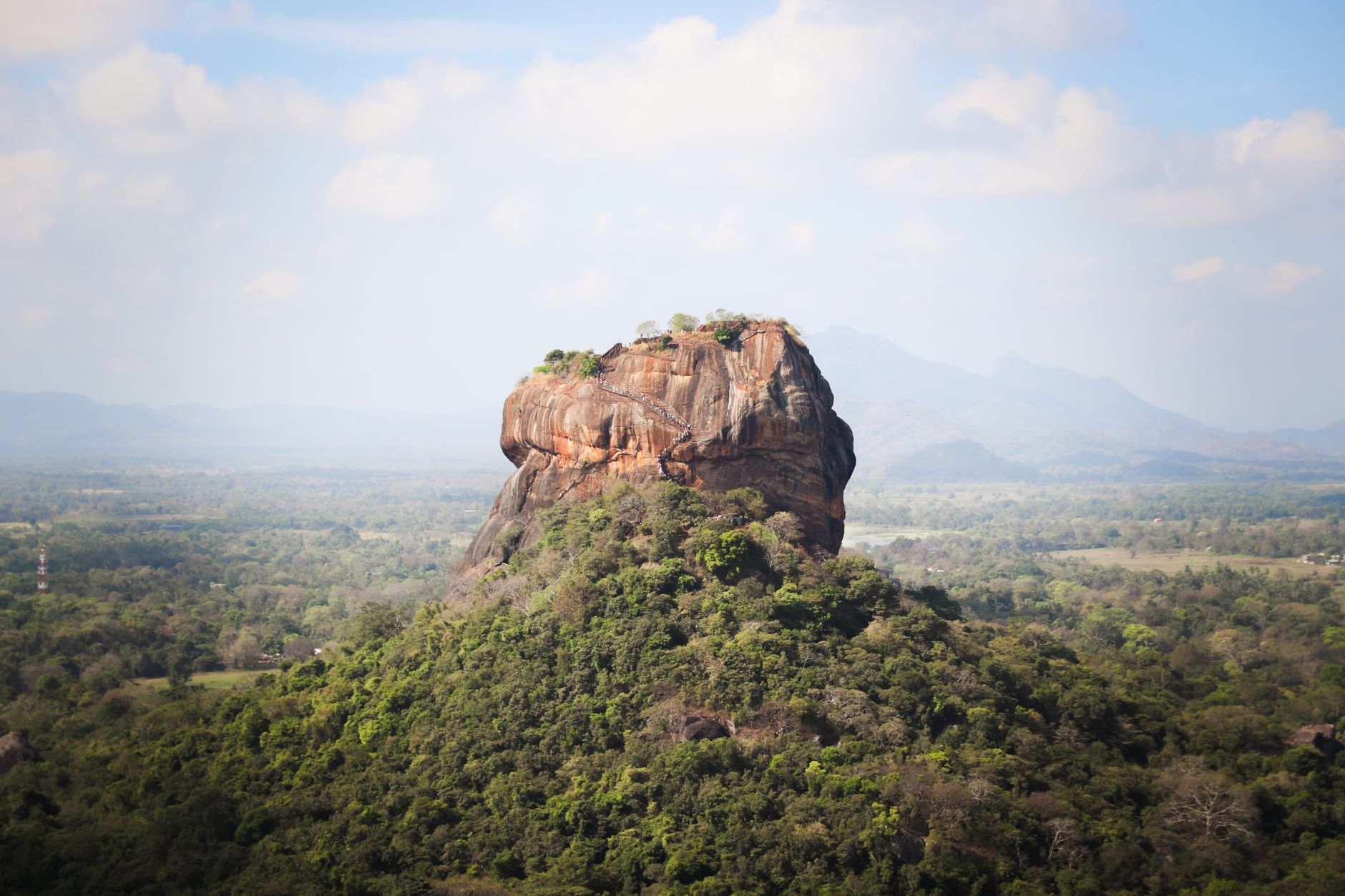 Skalní pevnost Sigiriya vyčnívající nad zelenou džunglí na Srí Lance
