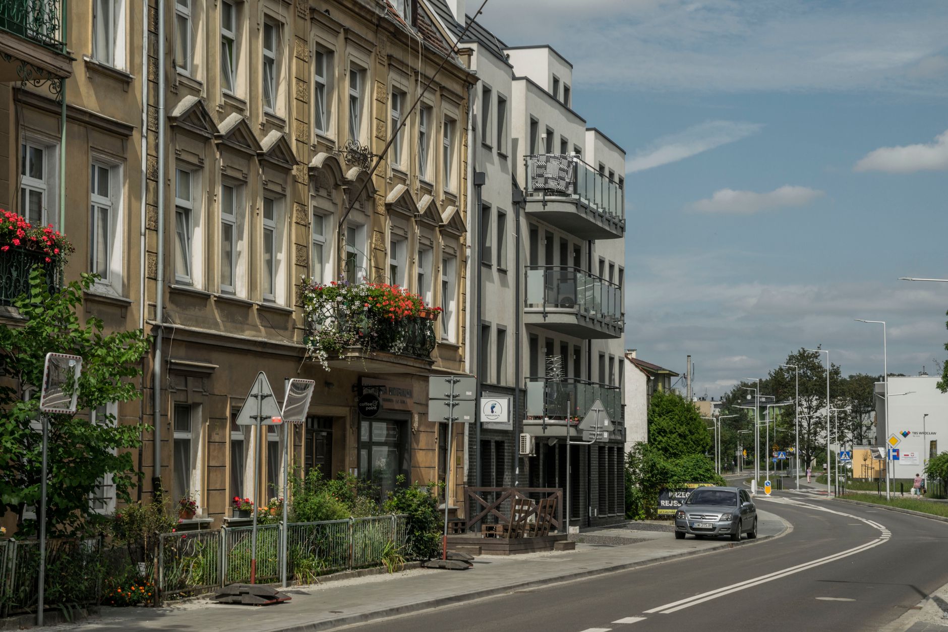 Žlutá tramvaj na ulici v centru Štětína mezi historickými domy