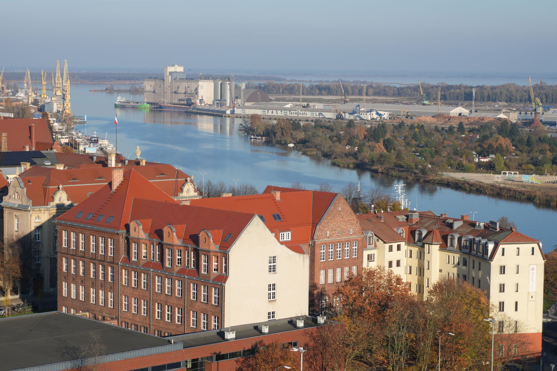 Panorama Štětína s Hradem pomořanských vévodů a řekou Odrou za soumraku