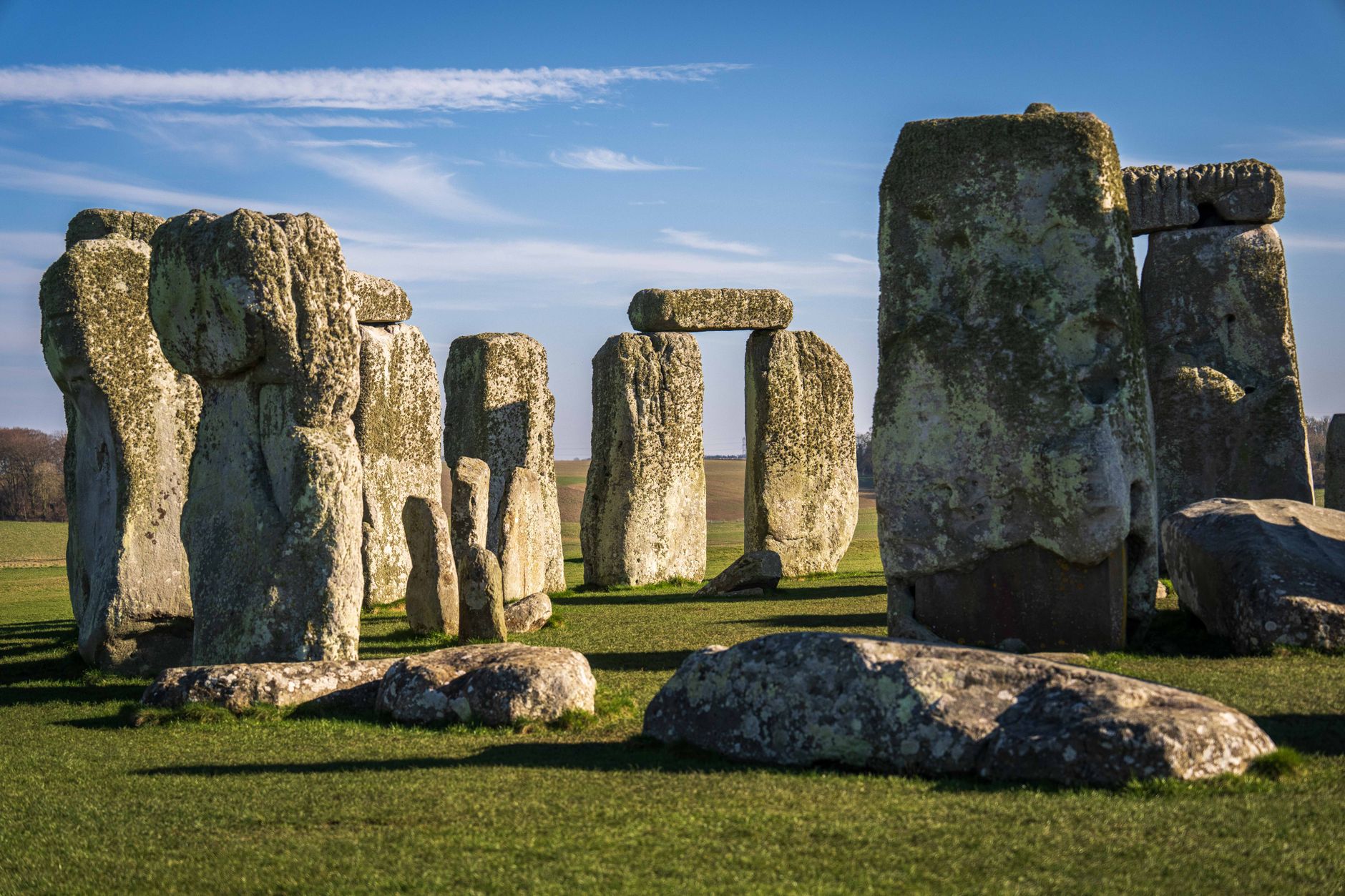 Detail vztyčených kamenů a překladů Stonehenge proti obloze
