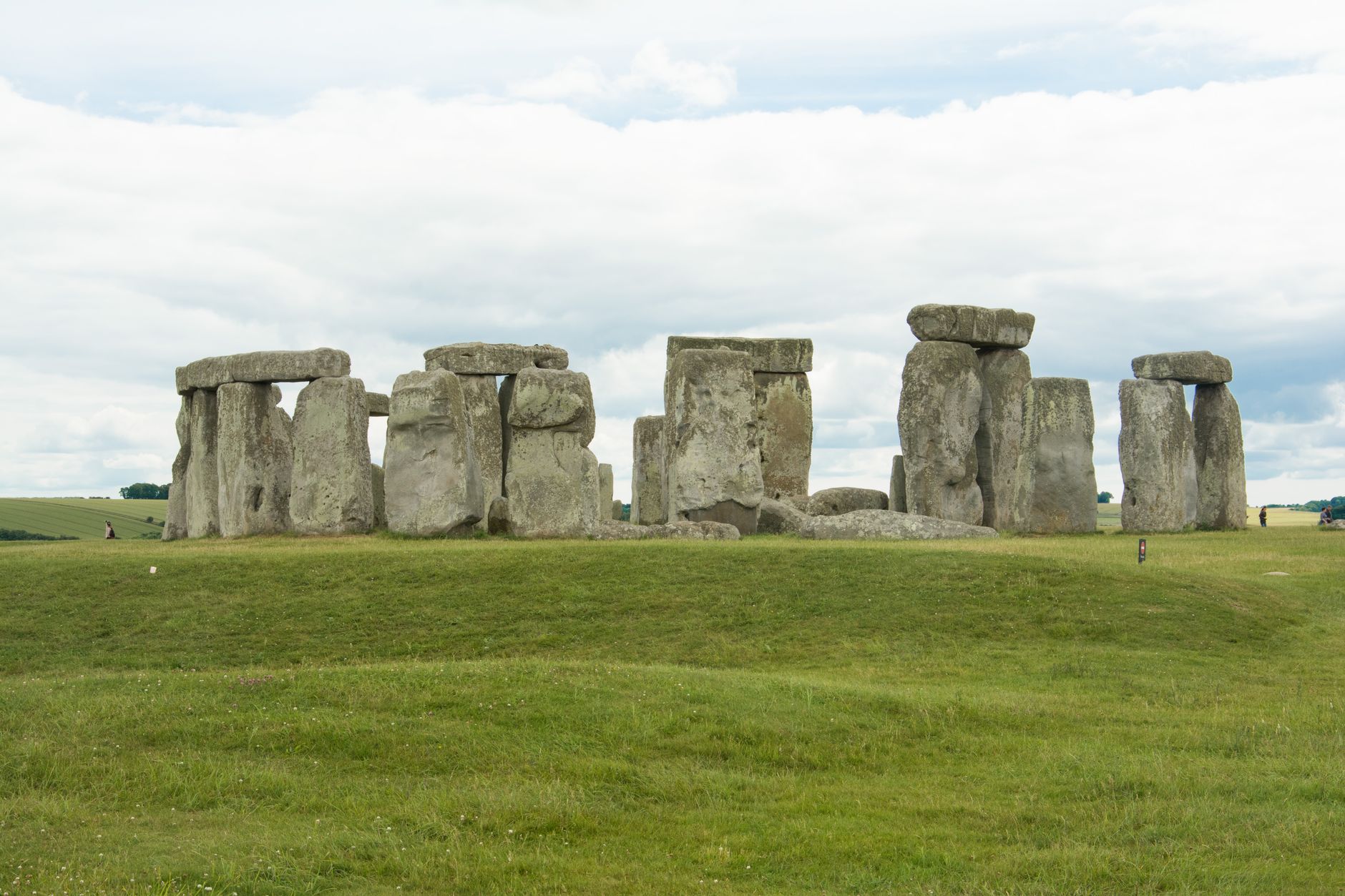 Kamenný kruh Stonehenge na zelené pláni Salisbury Plain za jasného dne