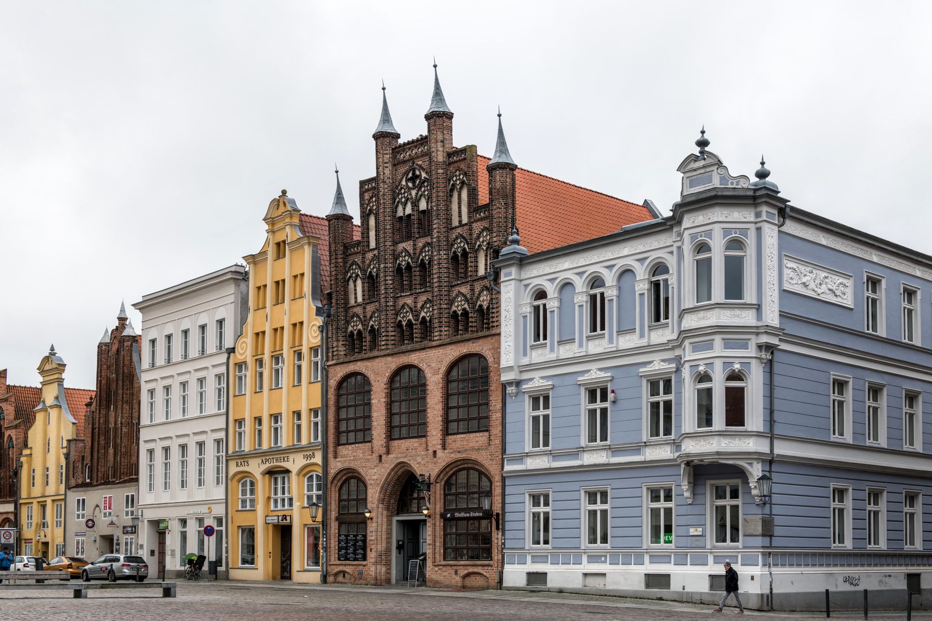 Cihlová radnice ve Stralsundu s gotickým štítem a starým náměstím Alter Markt