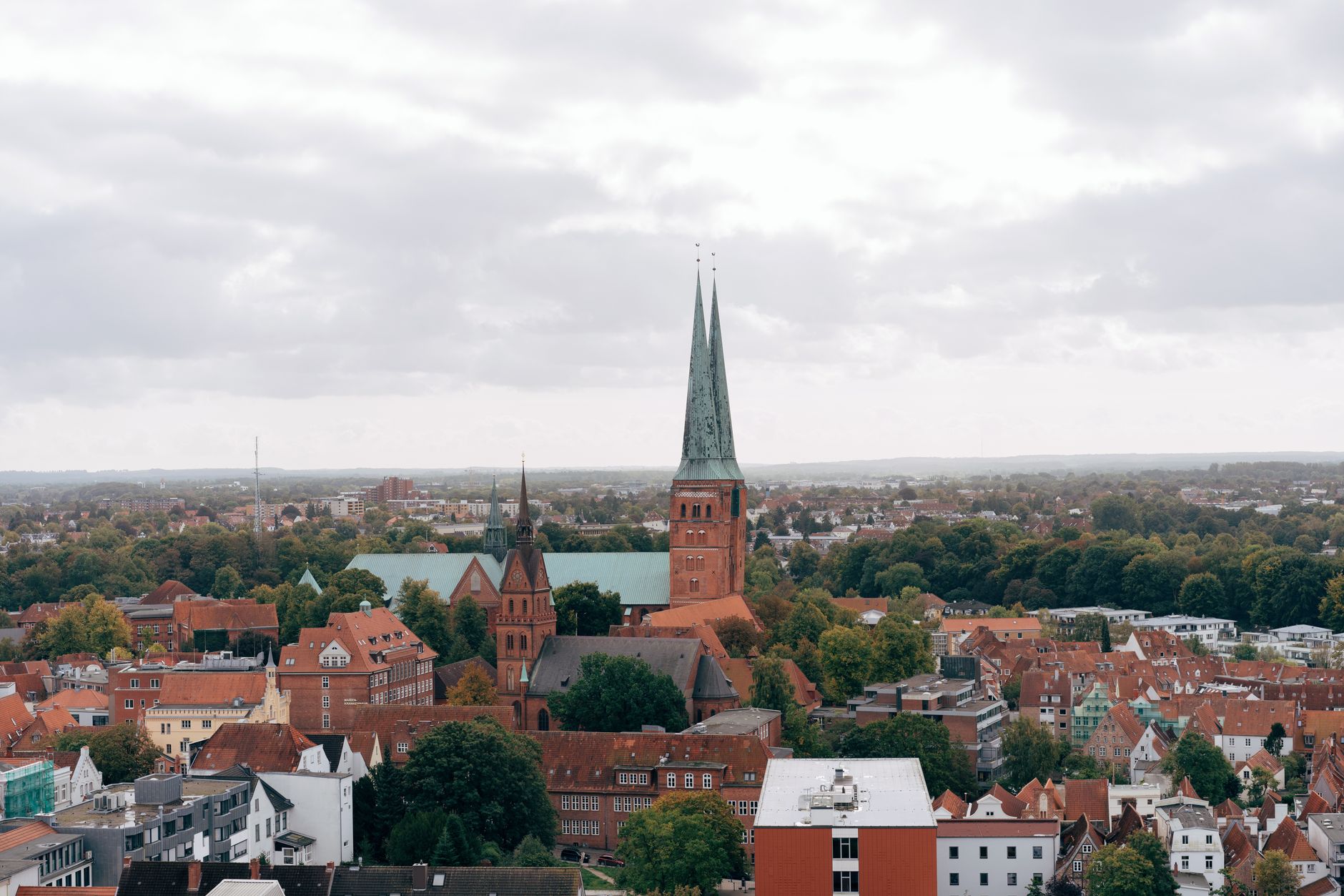 Panorama starého města Stralsund s cihlovými věžemi kostelů a střechami u Baltského moře