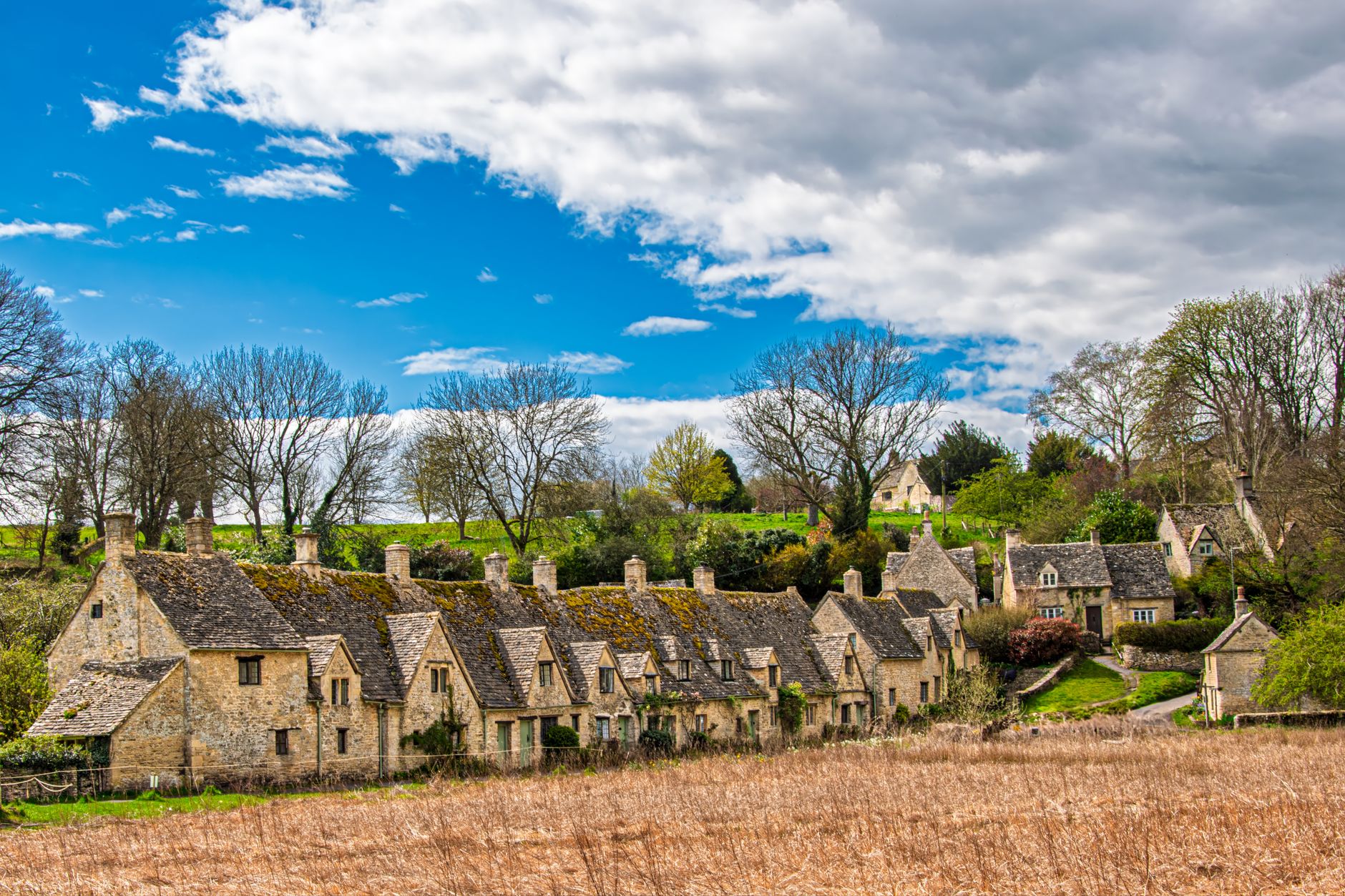 Medově zbarvené kamenné domky v oblasti Cotswolds nedaleko Stratfordu nad Avonou