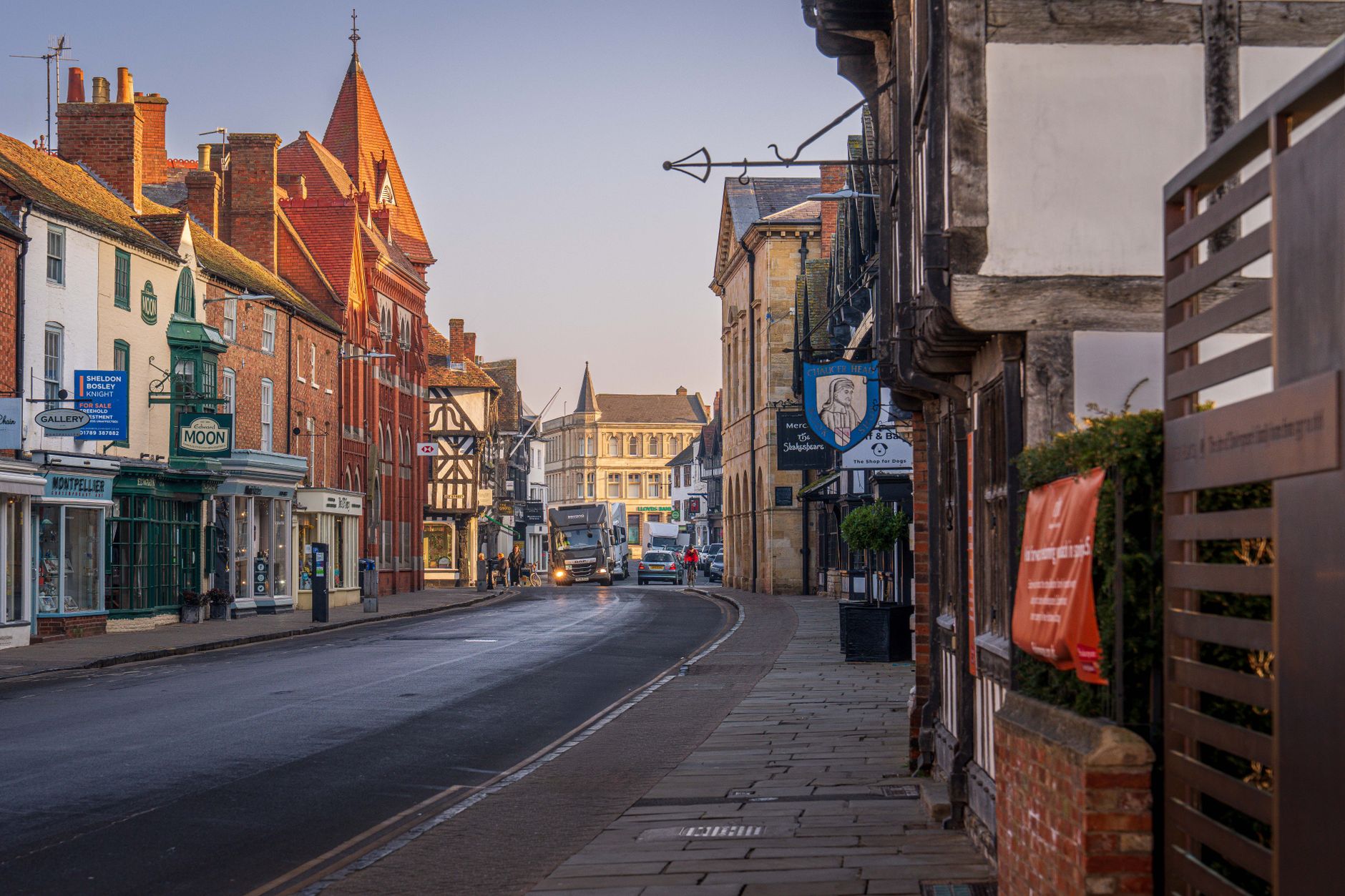 Hrázděné domy s doškovými střechami v centru Stratfordu nad Avonou v anglickém kraji Warwickshire
