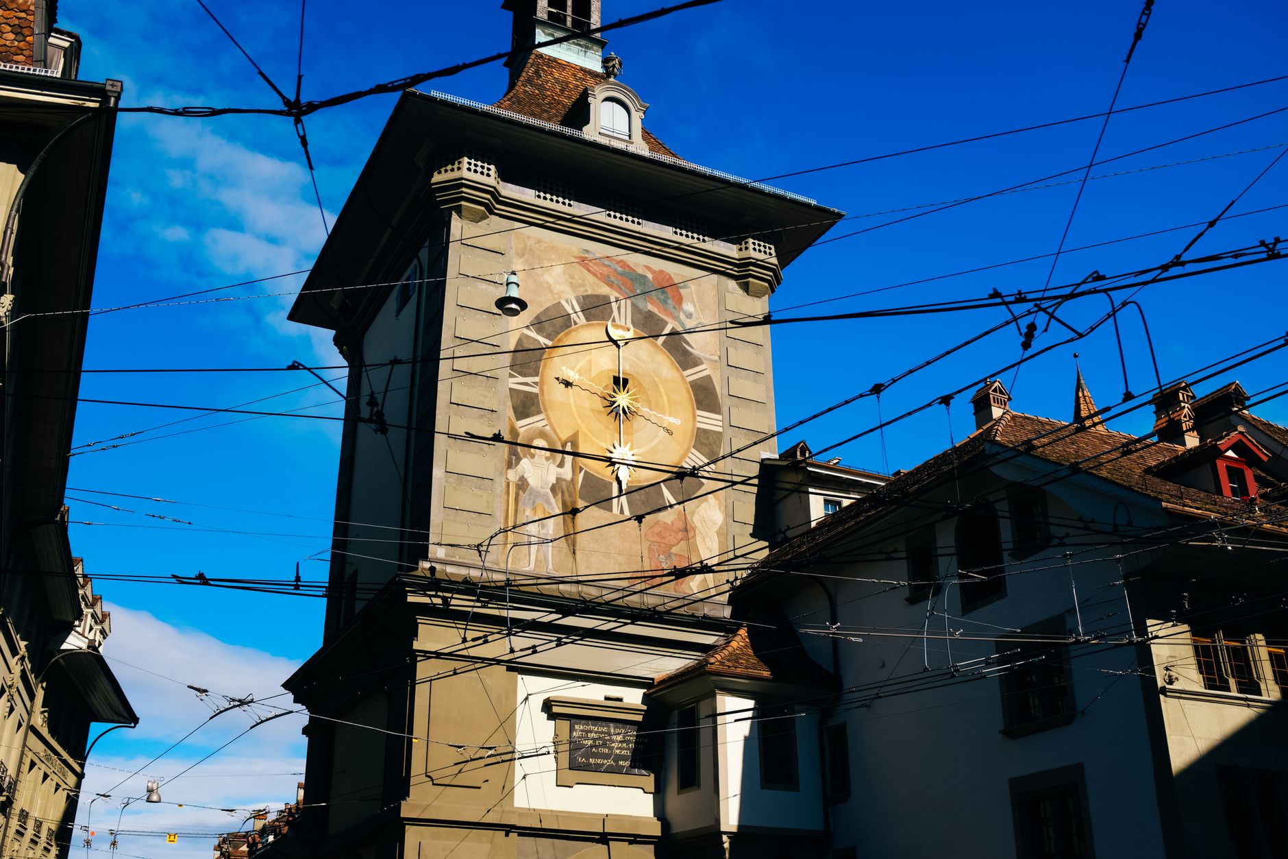 Historické centrum města Bern s podloubími a hodinovou věží Zytglogge ve Švýcarsku
