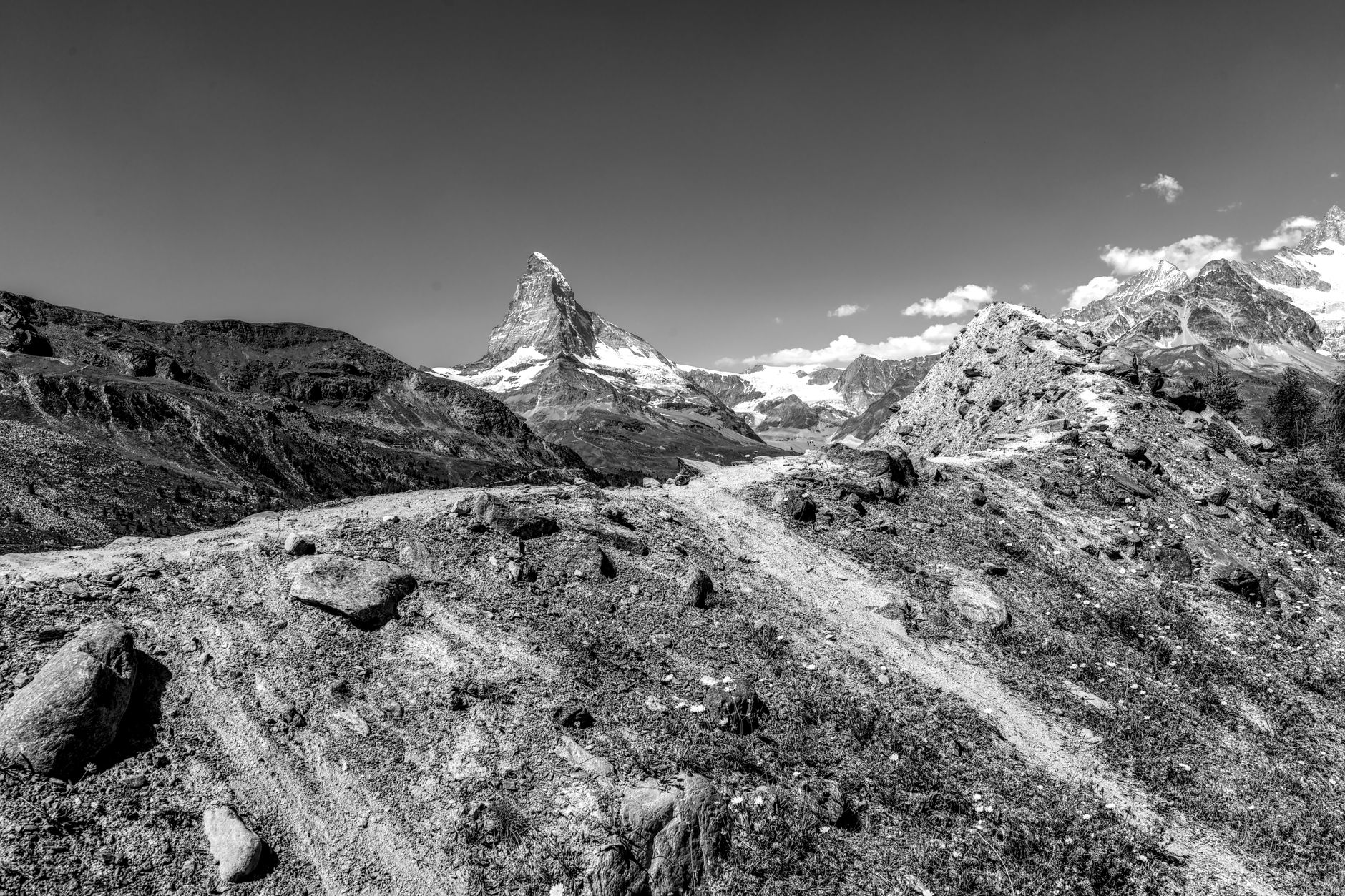 Vrchol Matterhorn nad vesnicí Zermatt ve švýcarských Alpách za jasného dne