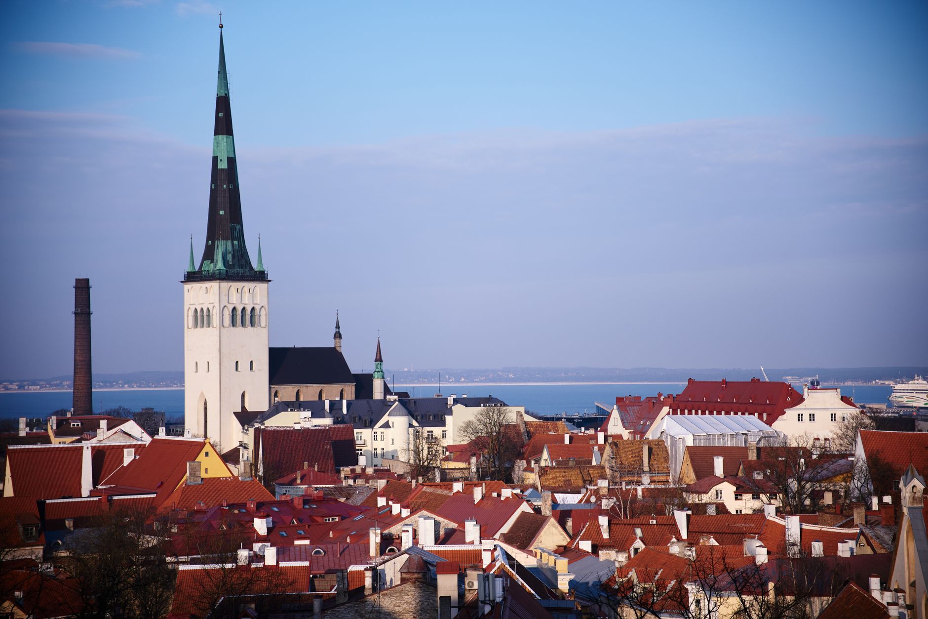 Panorama starého města Tallinnu s červenými střechami a věžemi kostelů nad hradbami
