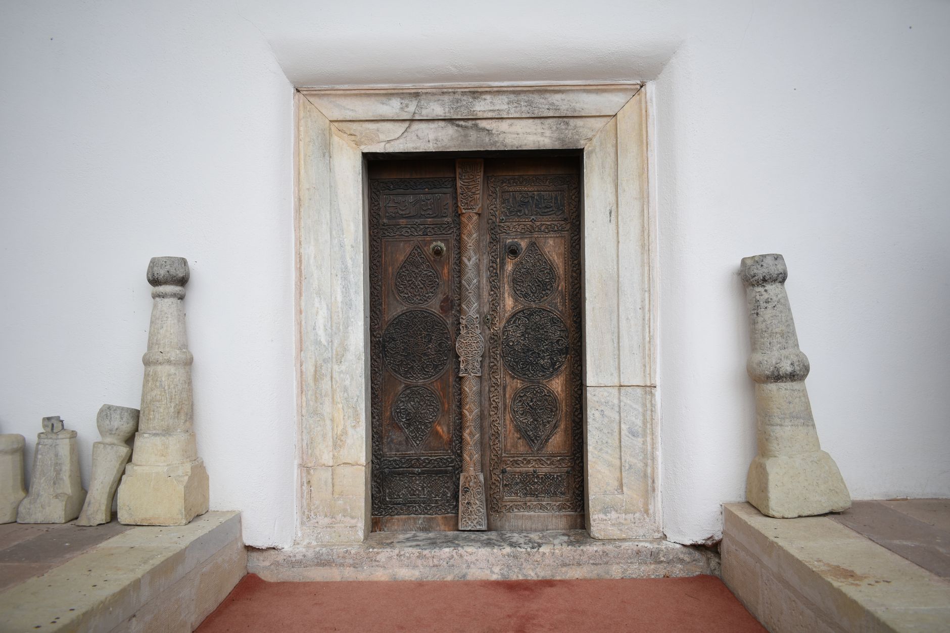 Vyřezávané dřevěné dveře historického domu ve Stone Town na Zanzibaru v Tanzanii