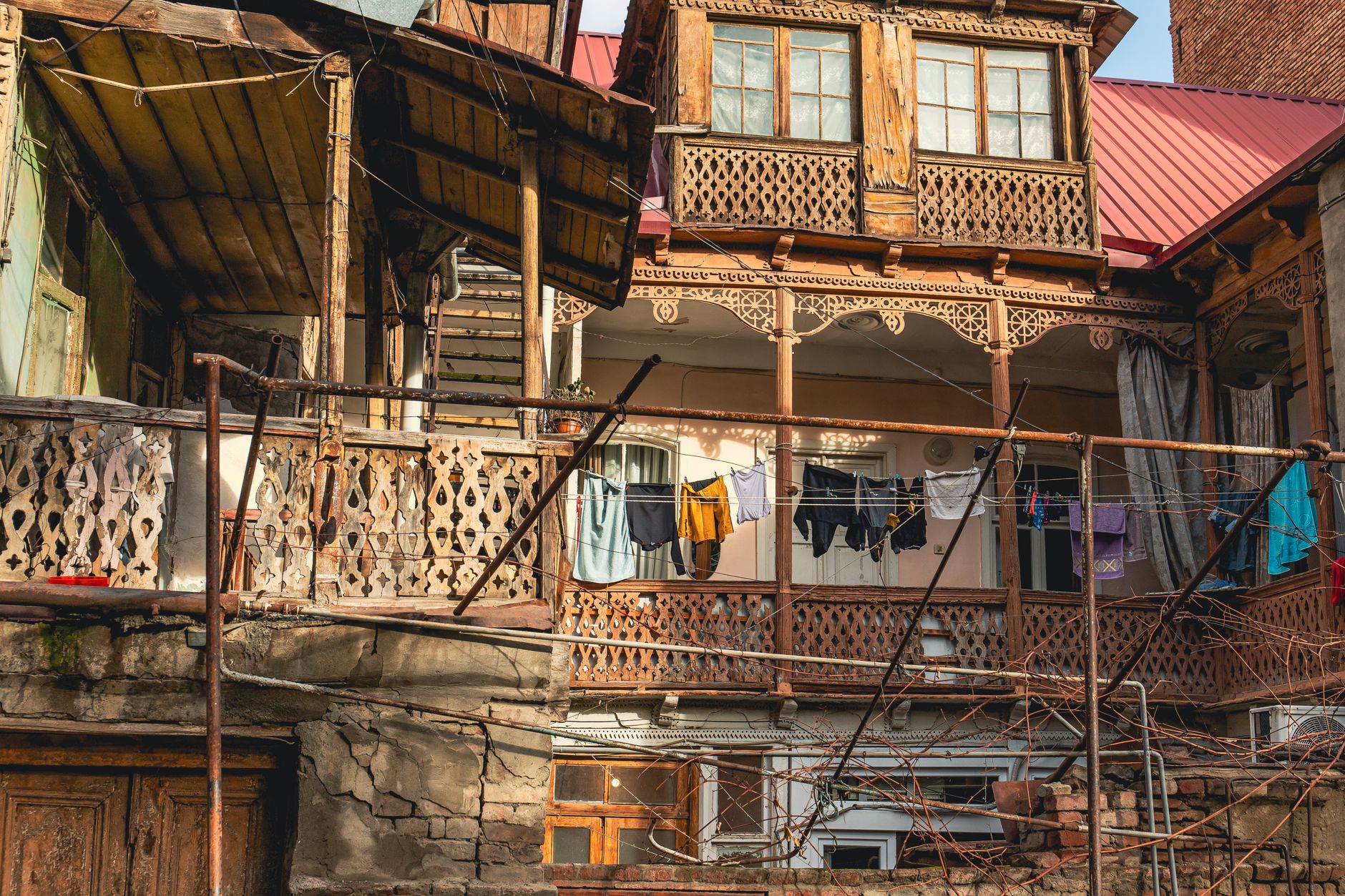 Dřevěné vyřezávané balkony historických domů ve staré čtvrti Tbilisi