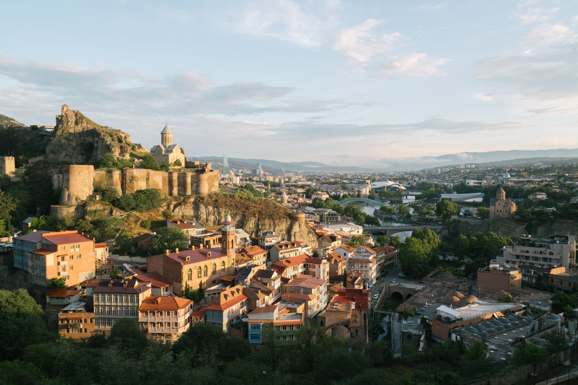 Panorama starého Tbilisi s pevností Narikala, lázeňskou čtvrtí Abanotubani a řekou Mtkvari