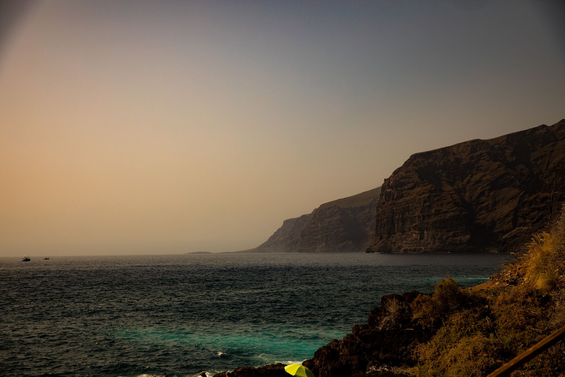 Mohutné útesy Los Gigantes spadající kolmo do oceánu na západním pobřeží Tenerife