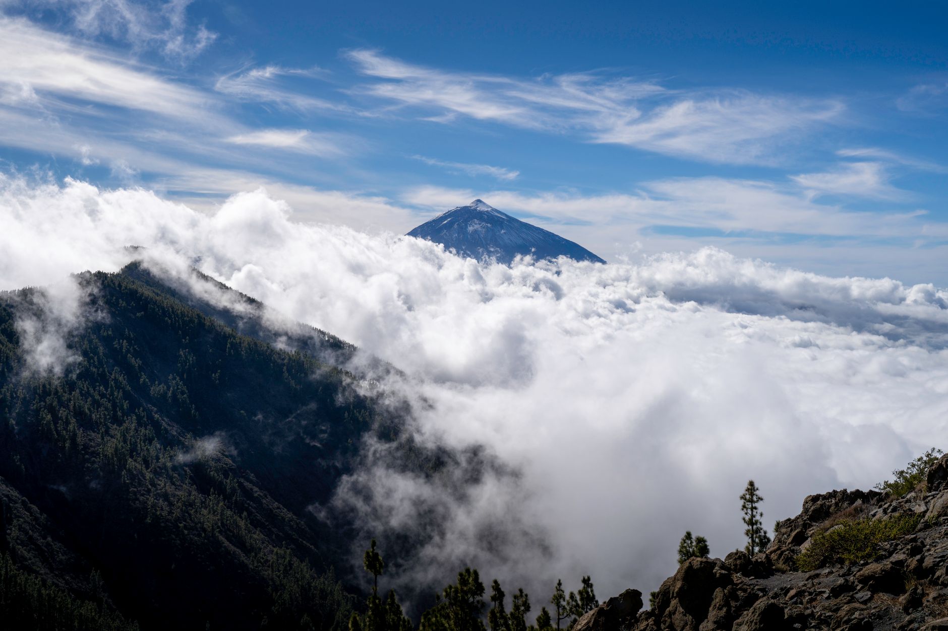 Sopka Teide na Tenerife nad mořem mraků s vyprahlou kalderou v popředí