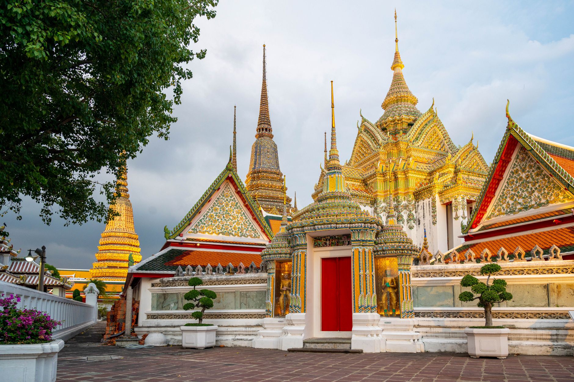 Pozlacená socha ležícího Buddhy v chrámu Wat Pho v Bangkoku