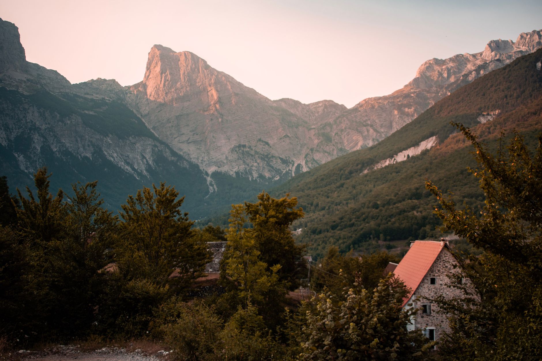 Panorama vrcholků pohoří Prokletije nad údolím Thethi v albánských Alpách za jasného dne