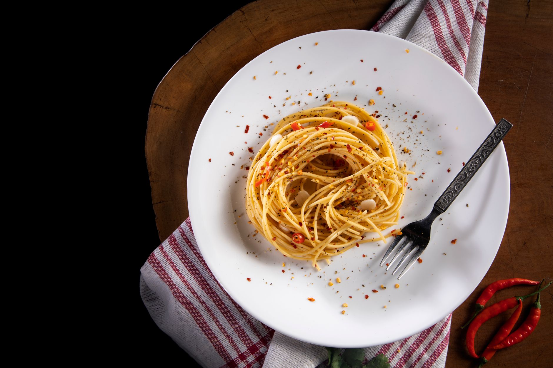 Talíř těstovin cacio e pepe, klasika kuchyně regionu Lazio