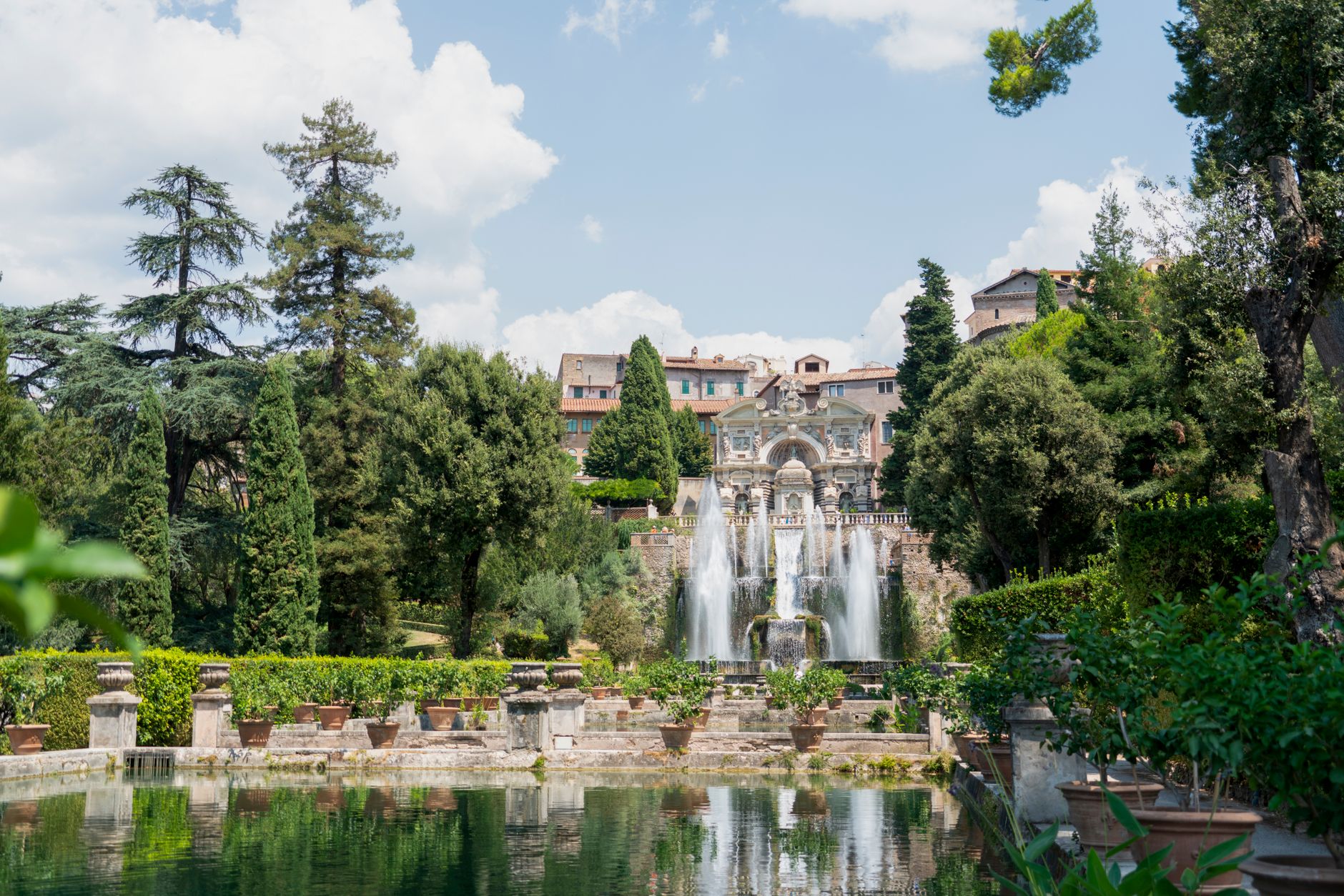Renesanční zahrady Villa d'Este v Tivoli s kaskádami fontán a cypřiši nad údolím