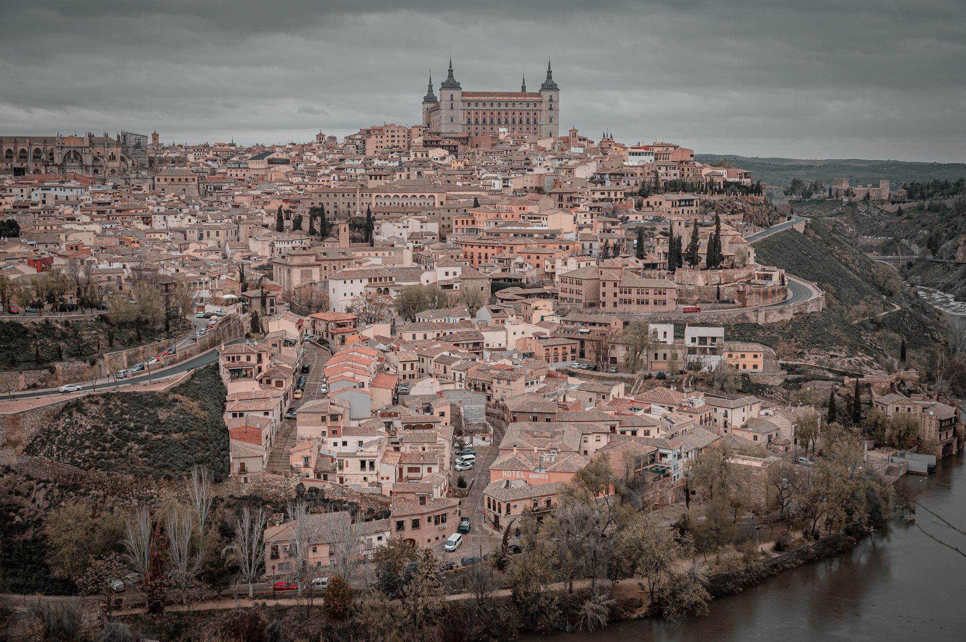 Toledo na ostrohu nad zatáčkou řeky Tajo s kamenným mostem a panoramatem starého města