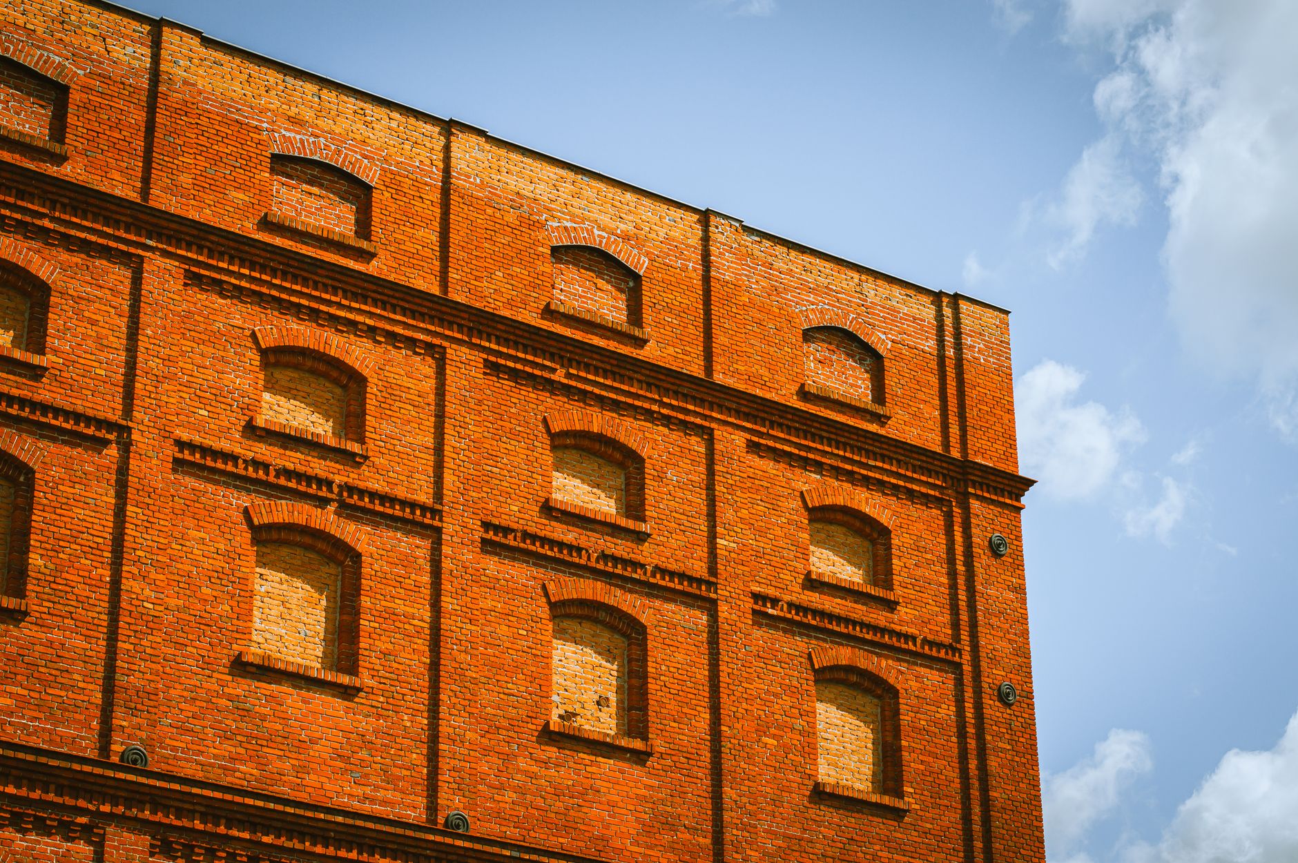 Cihlové domy a pěší ulice historické čtvrti Distillery District v Torontu s industriální architekturou
