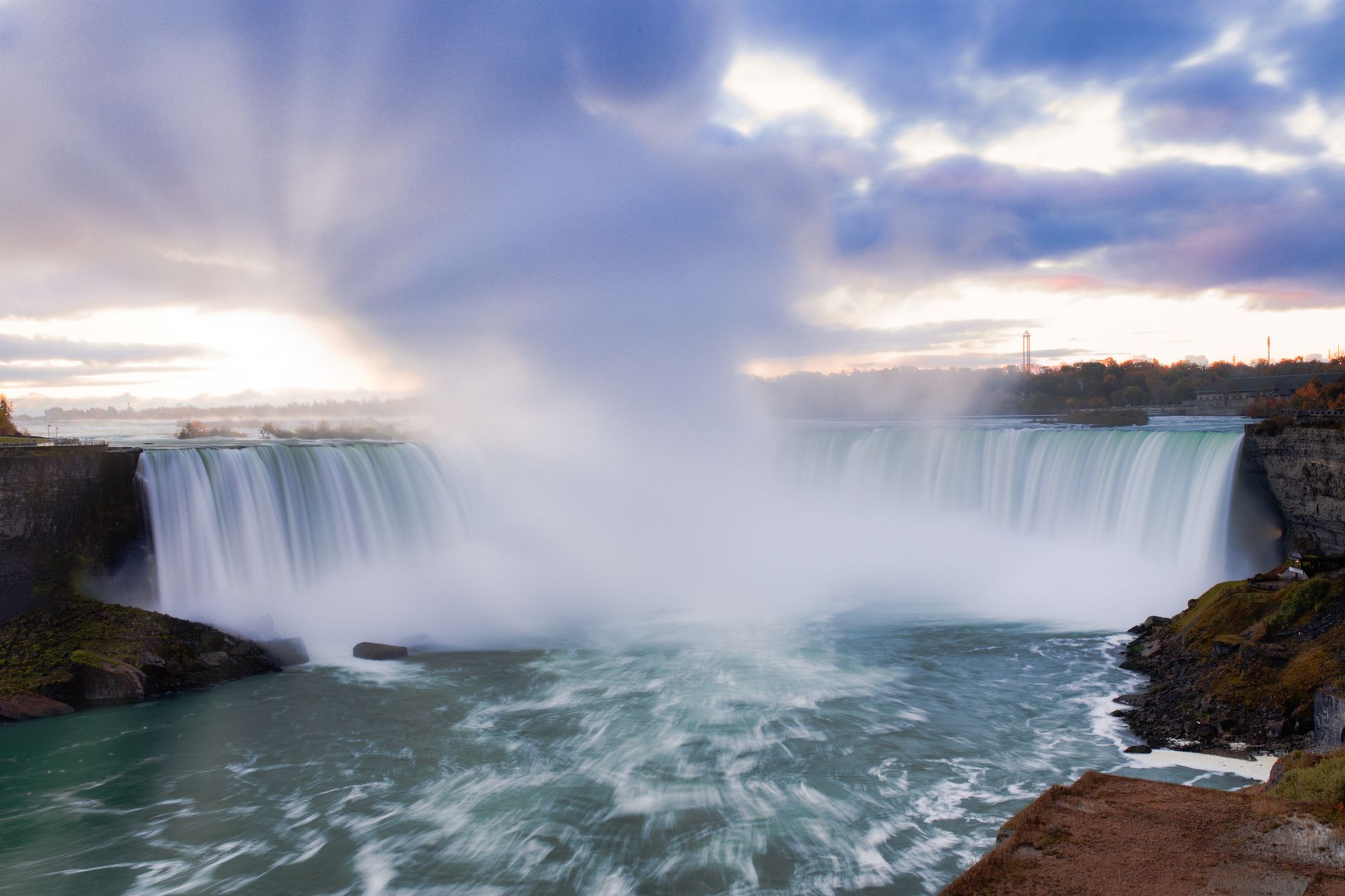 Mohutný proud Niagarských vodopádů Horseshoe Falls s vodní tříští z kanadské strany