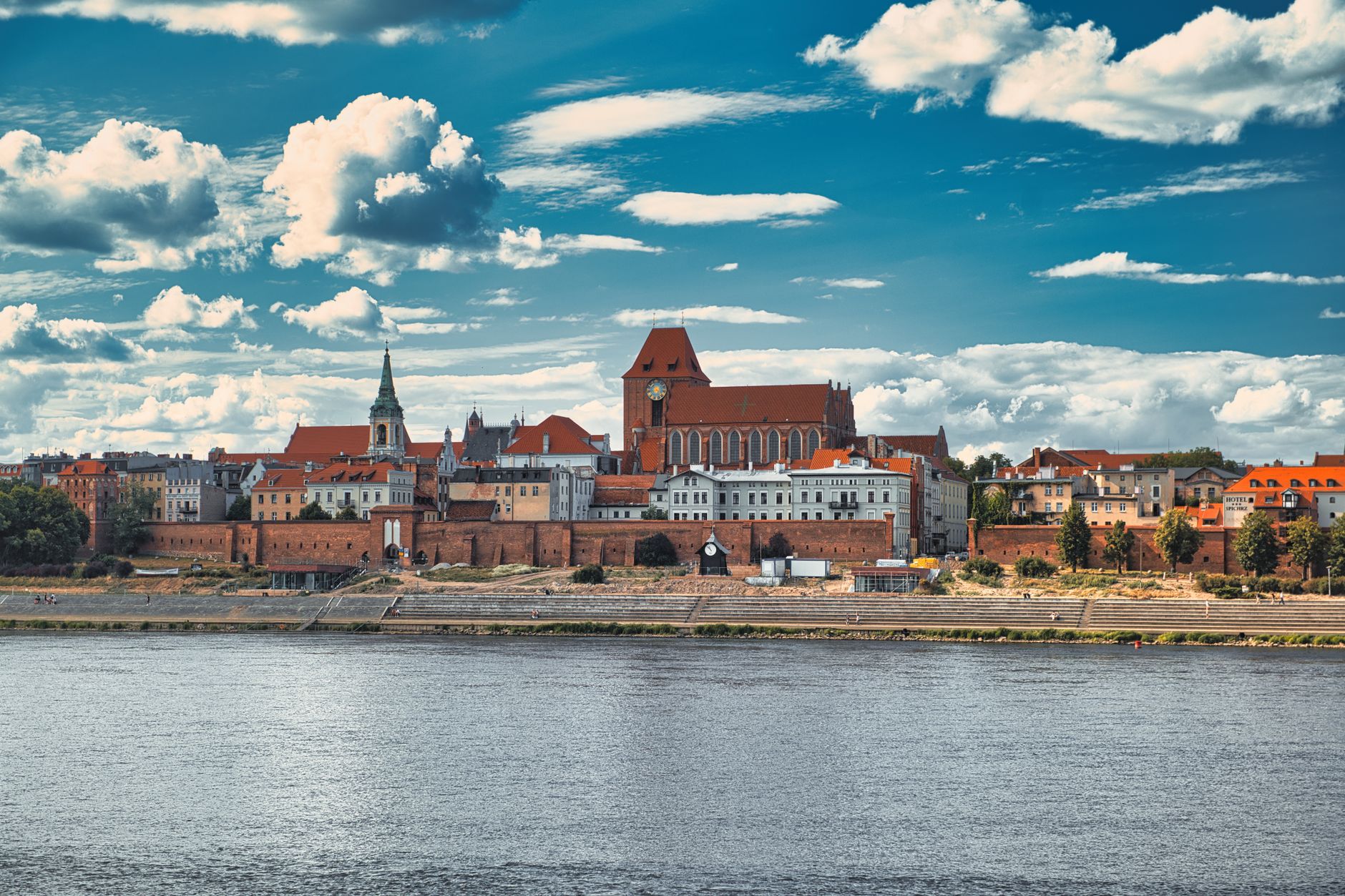 Gotická panoramatická silueta starého města Toruň nad řekou Vislou s cihlovými věžemi a kostely