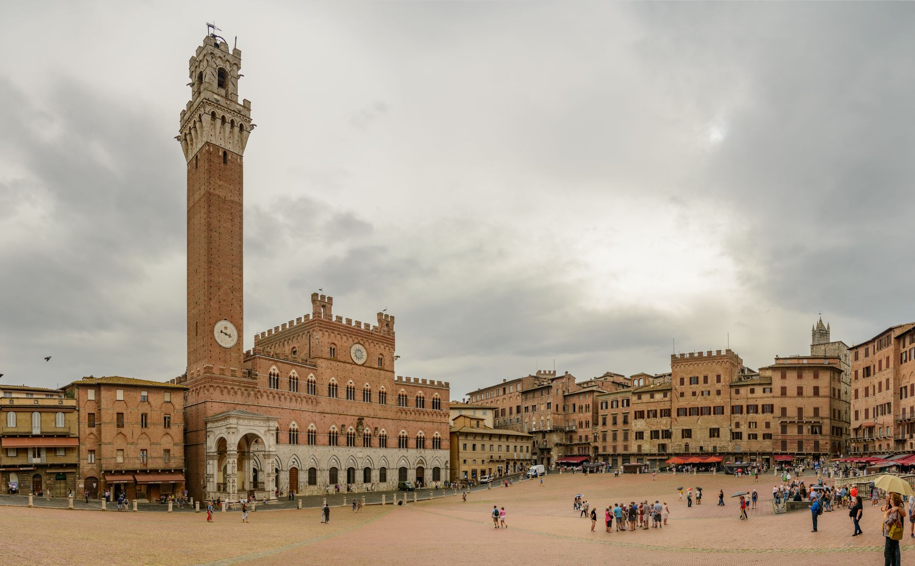 Mušlovité náměstí Piazza del Campo v Sieně s věží Torre del Mangia za soumraku