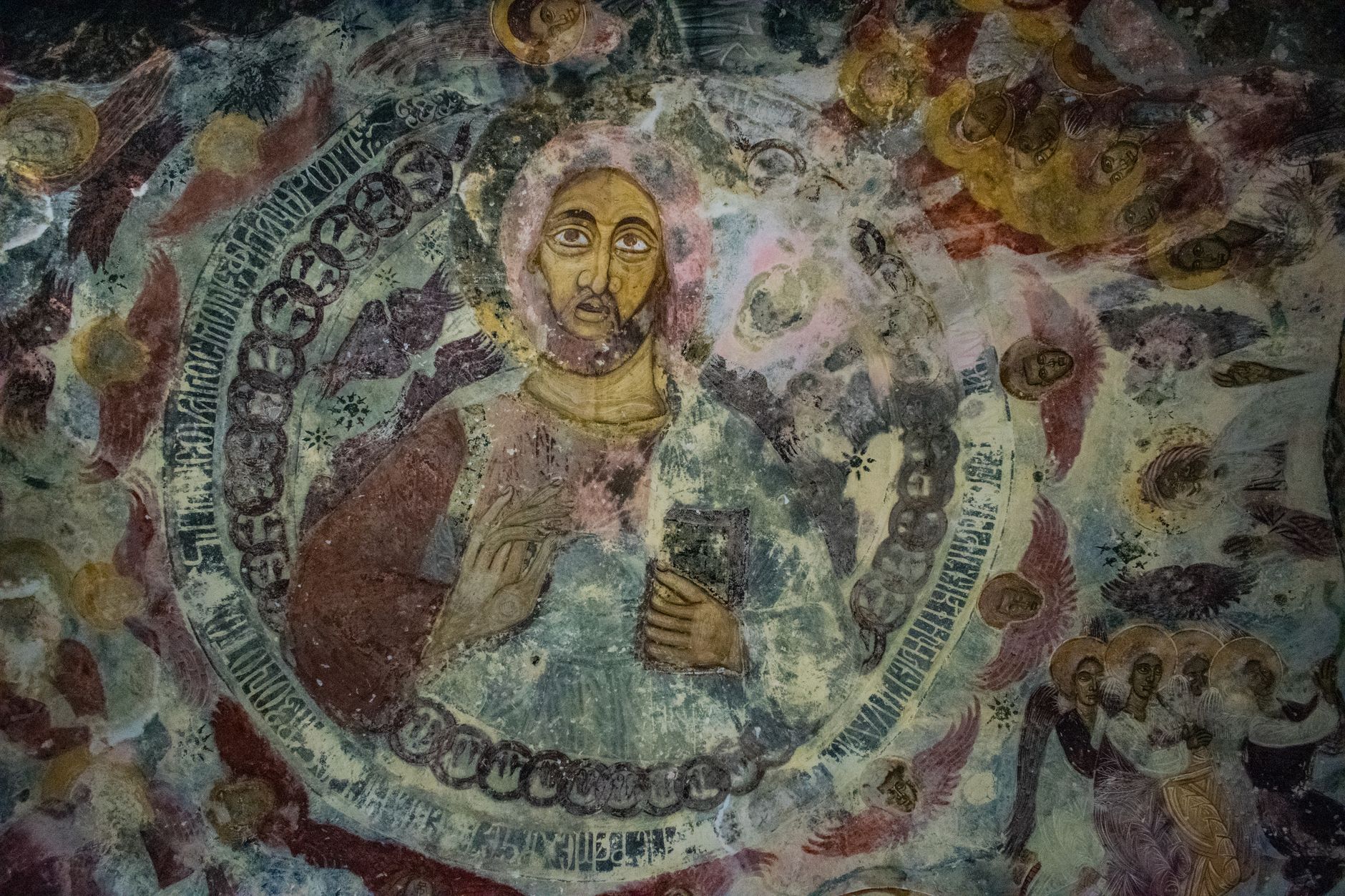 Byzantský kostel Hagia Sofia v Trabzonu s kamennými oblouky a zahradou