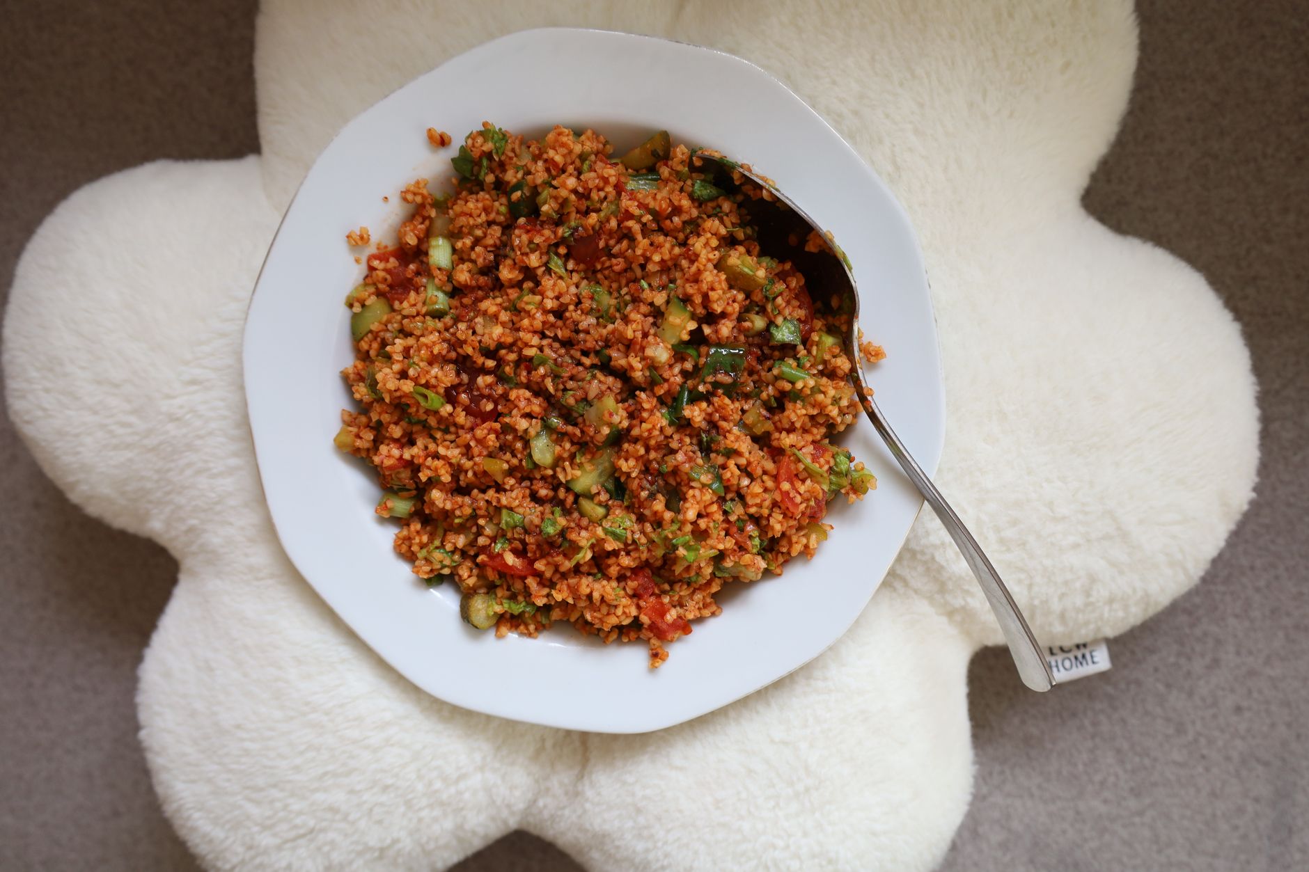 Talíř tuniského couscousu s masem a zeleninou na stole v tradiční restauraci