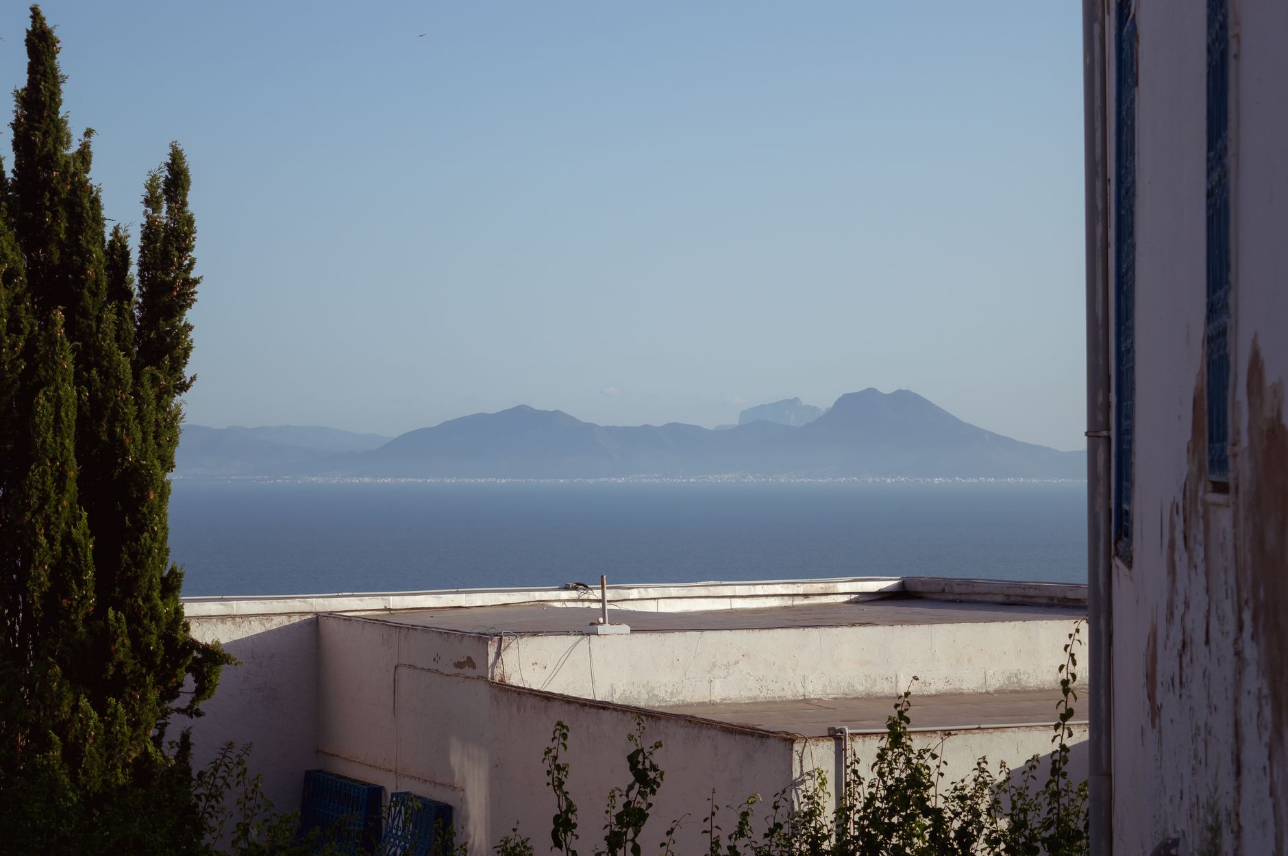 Bílo-modrá vesnice Sidi Bou Said nad Středozemním mořem v Tunisku za slunečného dne