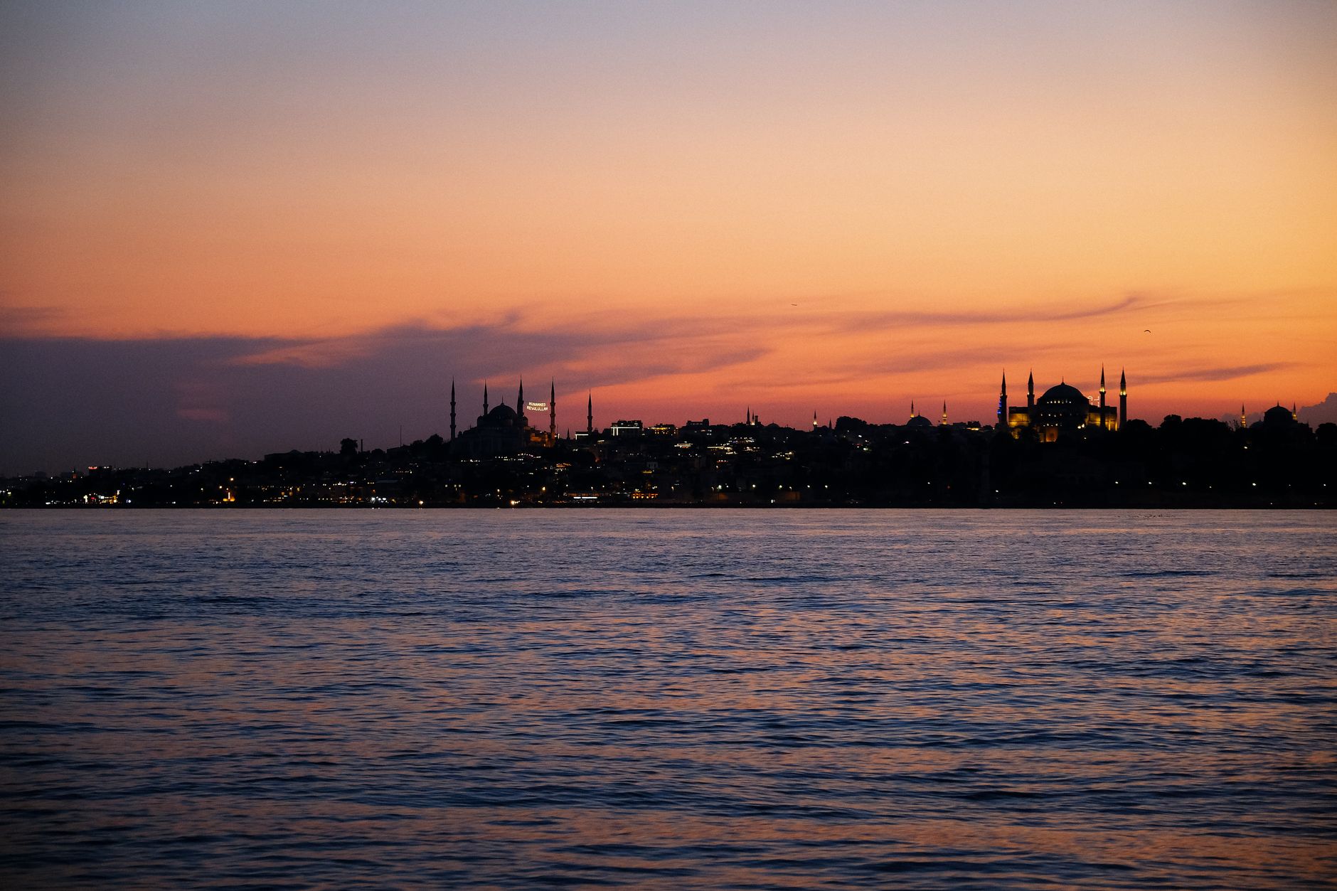 Panoramatický pohled na mešitu Hagia Sofia a Modrou mešitu v Istanbulu při západu slunce