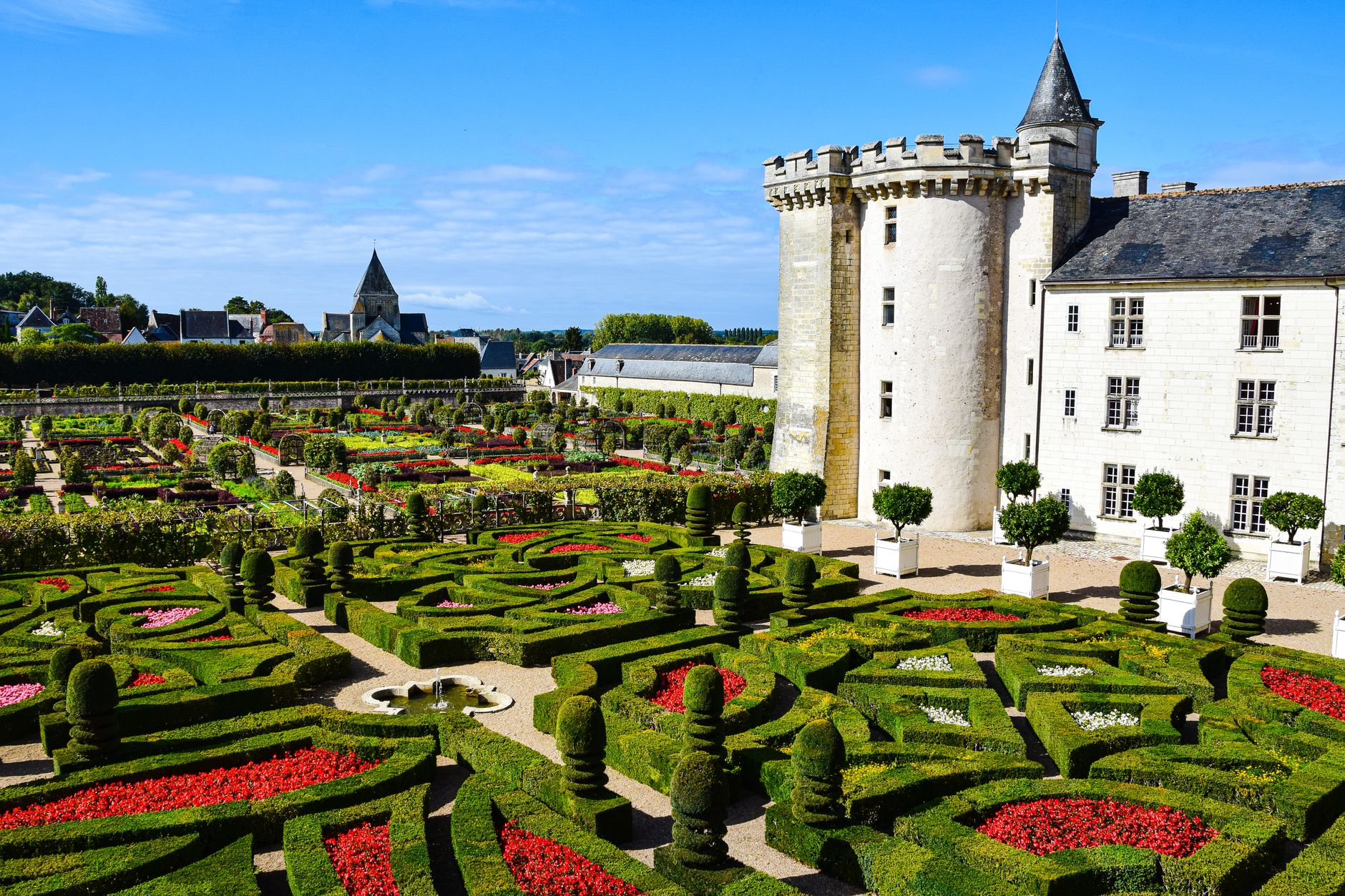 Renesanční okrasné zahrady zámku Villandry s geometrickými záhony v Údolí Loiry
