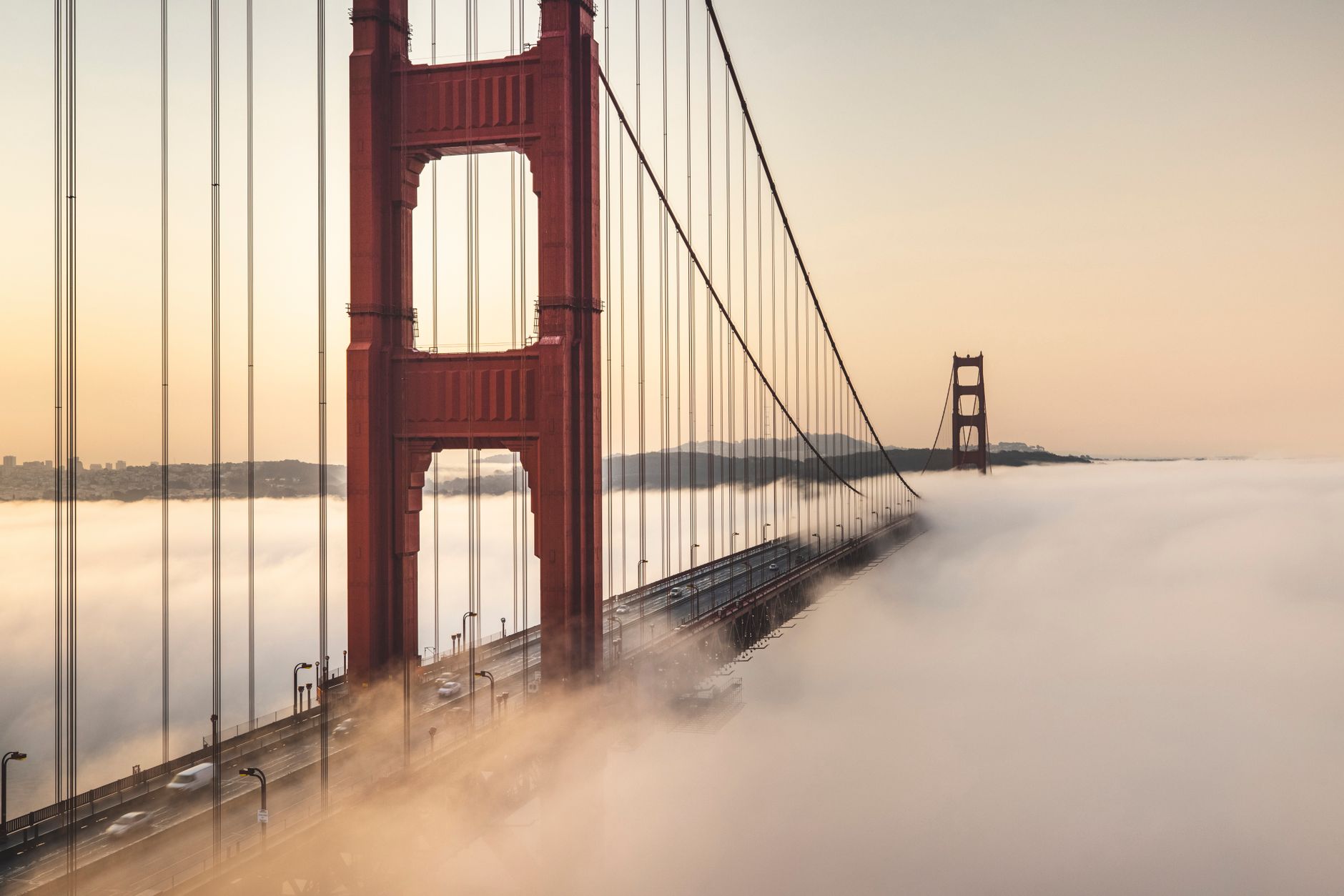 Most Golden Gate Bridge v San Franciscu v ranní mlze nad zálivem