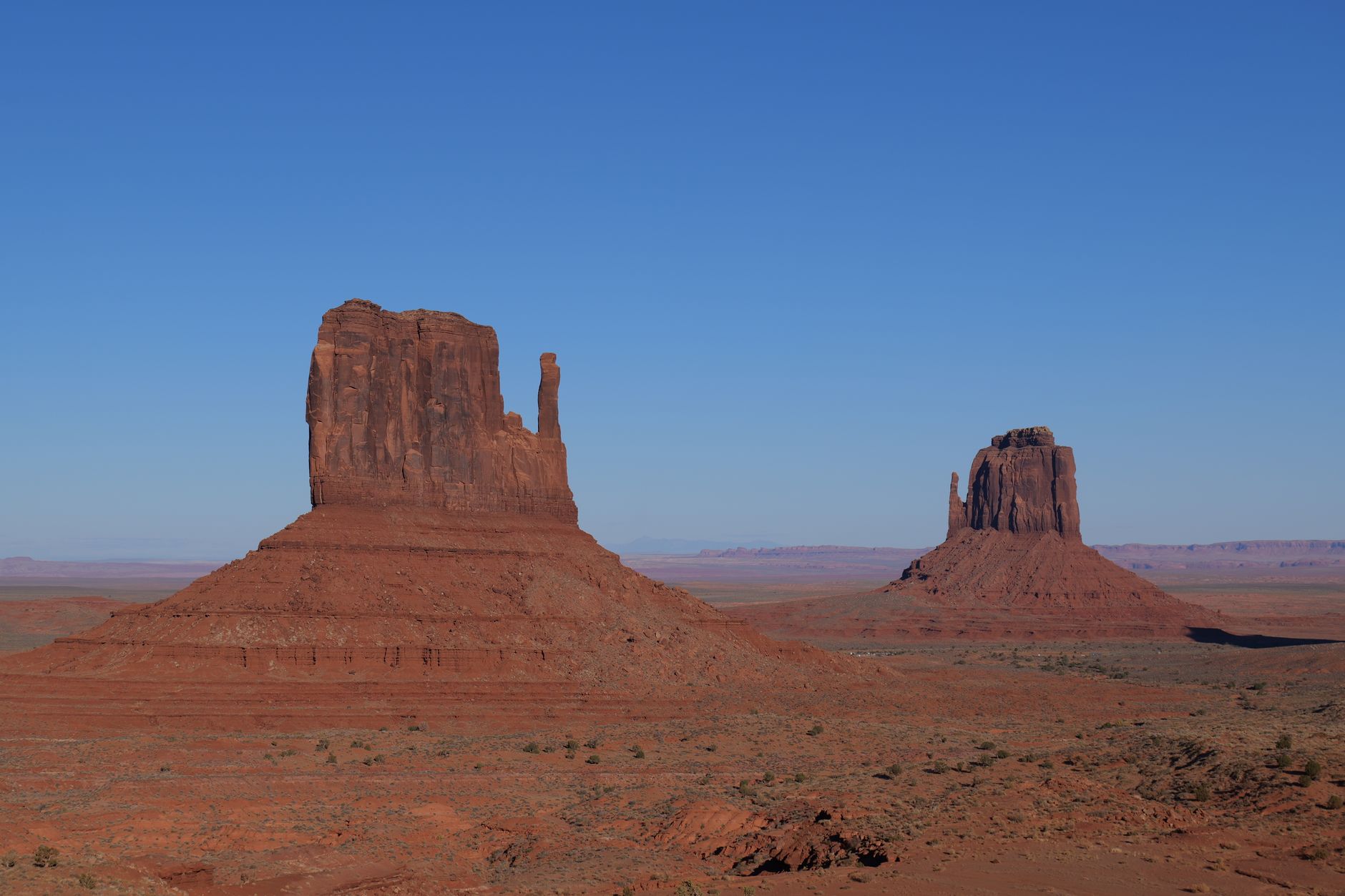 Pískovcové věže Monument Valley na hranici Arizony a Utahu za jasného dne