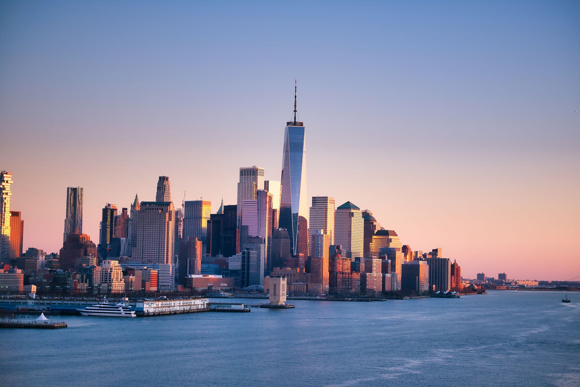 Panorama Manhattanu v New Yorku za soumraku s Empire State Building nad řekou Hudson