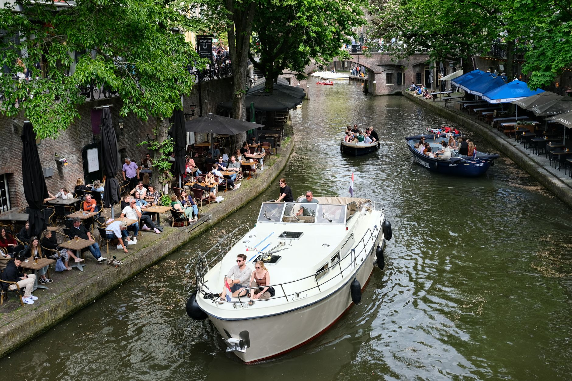 Věž Domtoren a kanál Oudegracht s historickými domy v centru Utrechtu