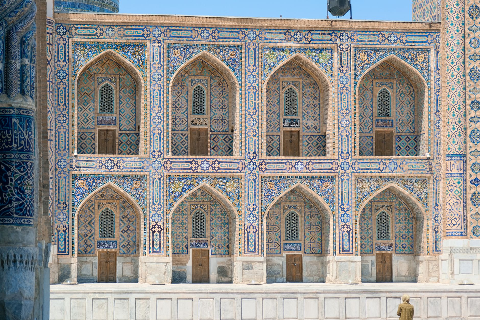 Detail tyrkysové a kobaltové keramické mozaiky na fasádě medresy v Samarkandu