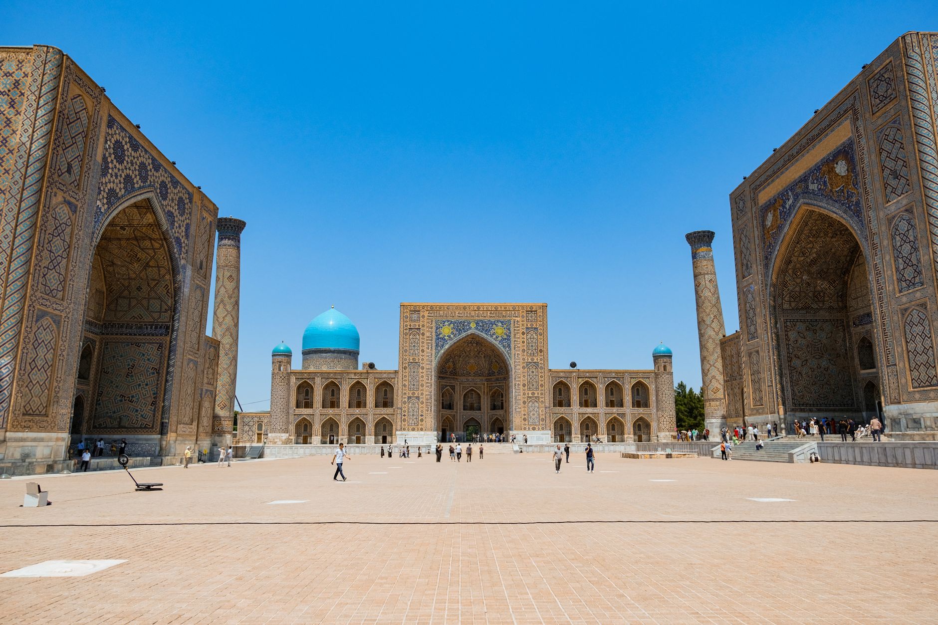 Modré kupole a minarety náměstí Registan v Samarkandu za slunečného dne