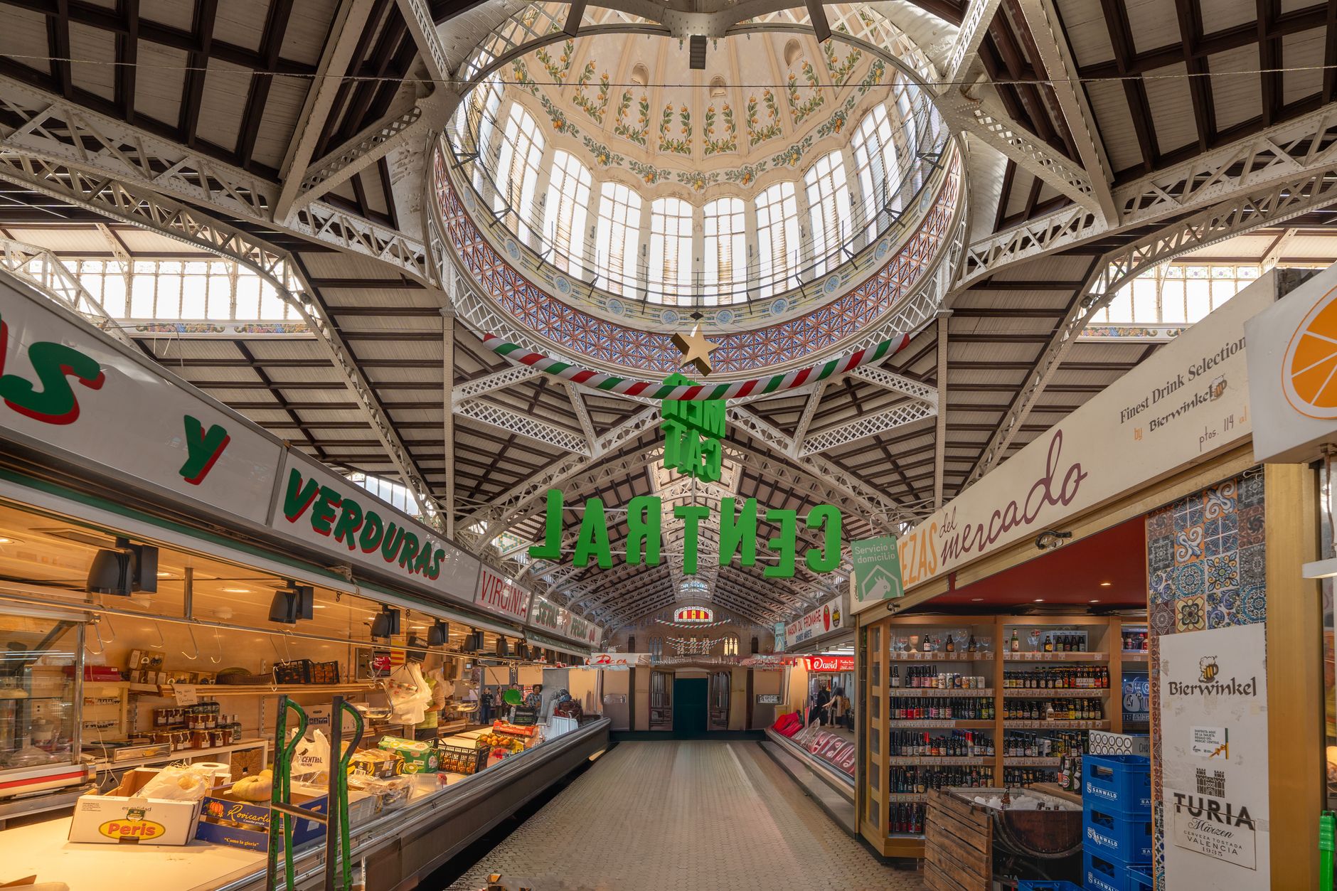 Secesní kovová a skleněná hala tržnice Mercado Central ve Valencii se stánky
