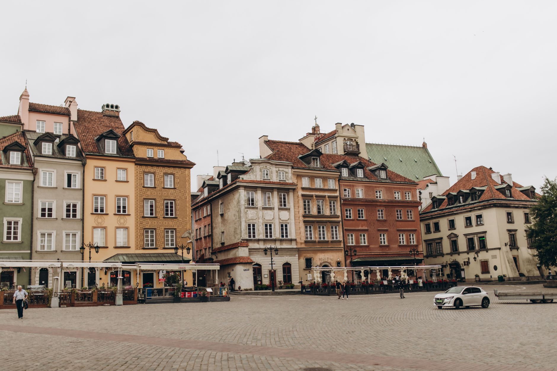 Barevné měšťanské domy na náměstí Starého Města ve Varšavě s gotickými průčelími