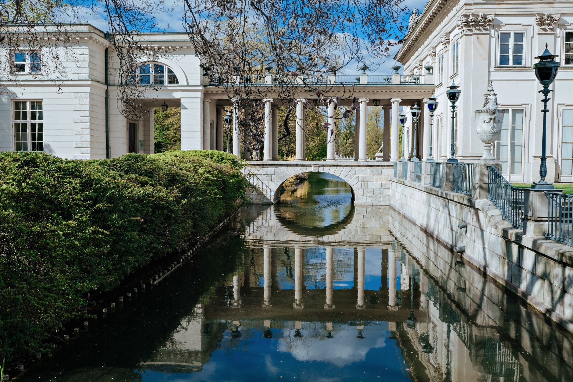 Park Łazienki ve Varšavě s palácem na vodě a zámeckým parkem