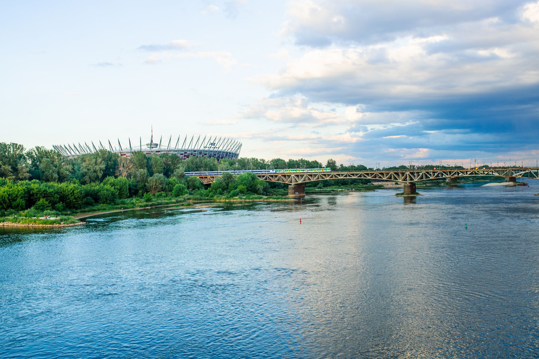 Most přes řeku Vislu ve Varšavě s panoramatem města a moderními budovami