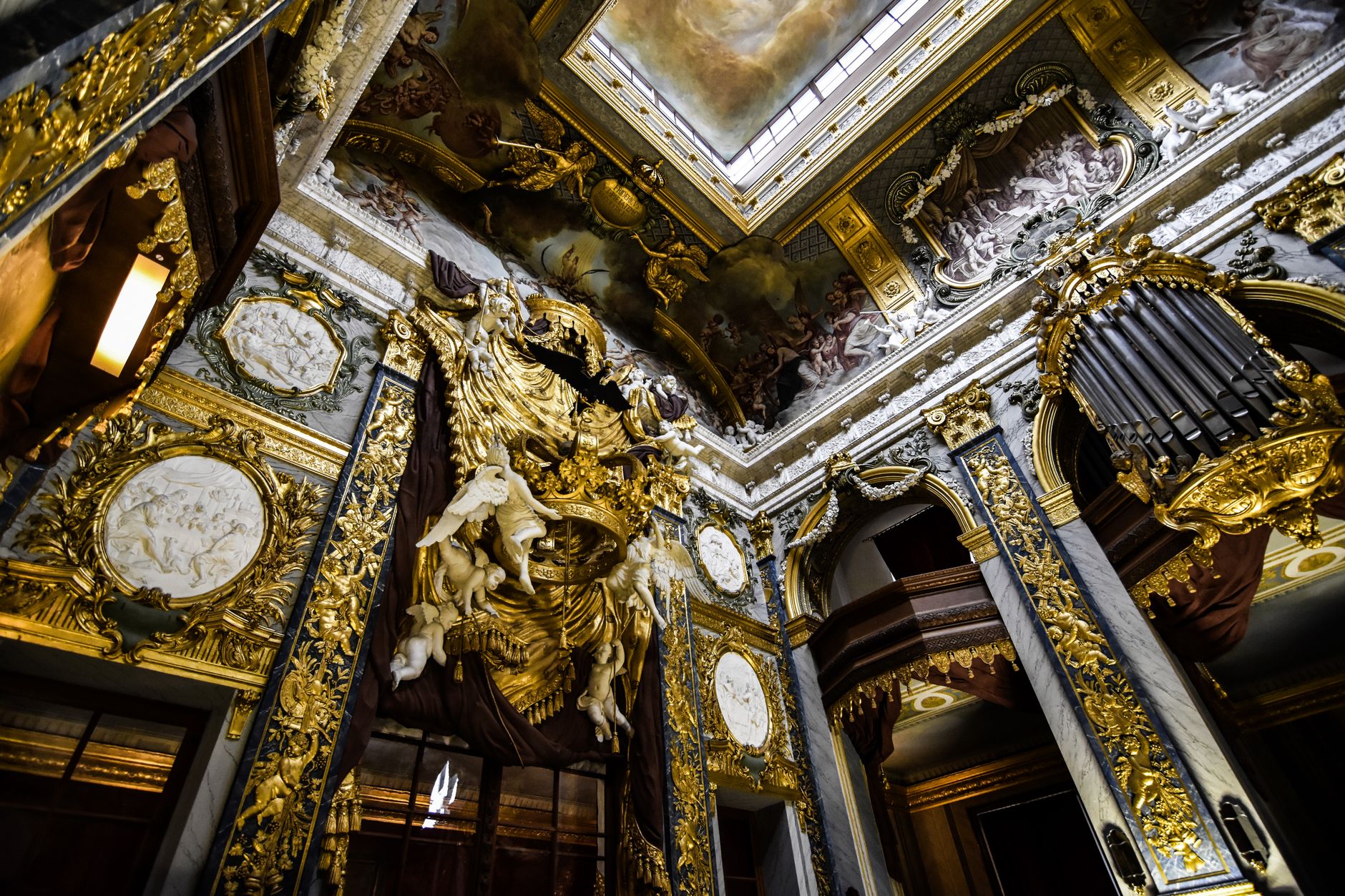 Bohatě zdobený barokní interiér zámku Vaux-le-Vicomte s freskovým stropem a historickým nábytkem
