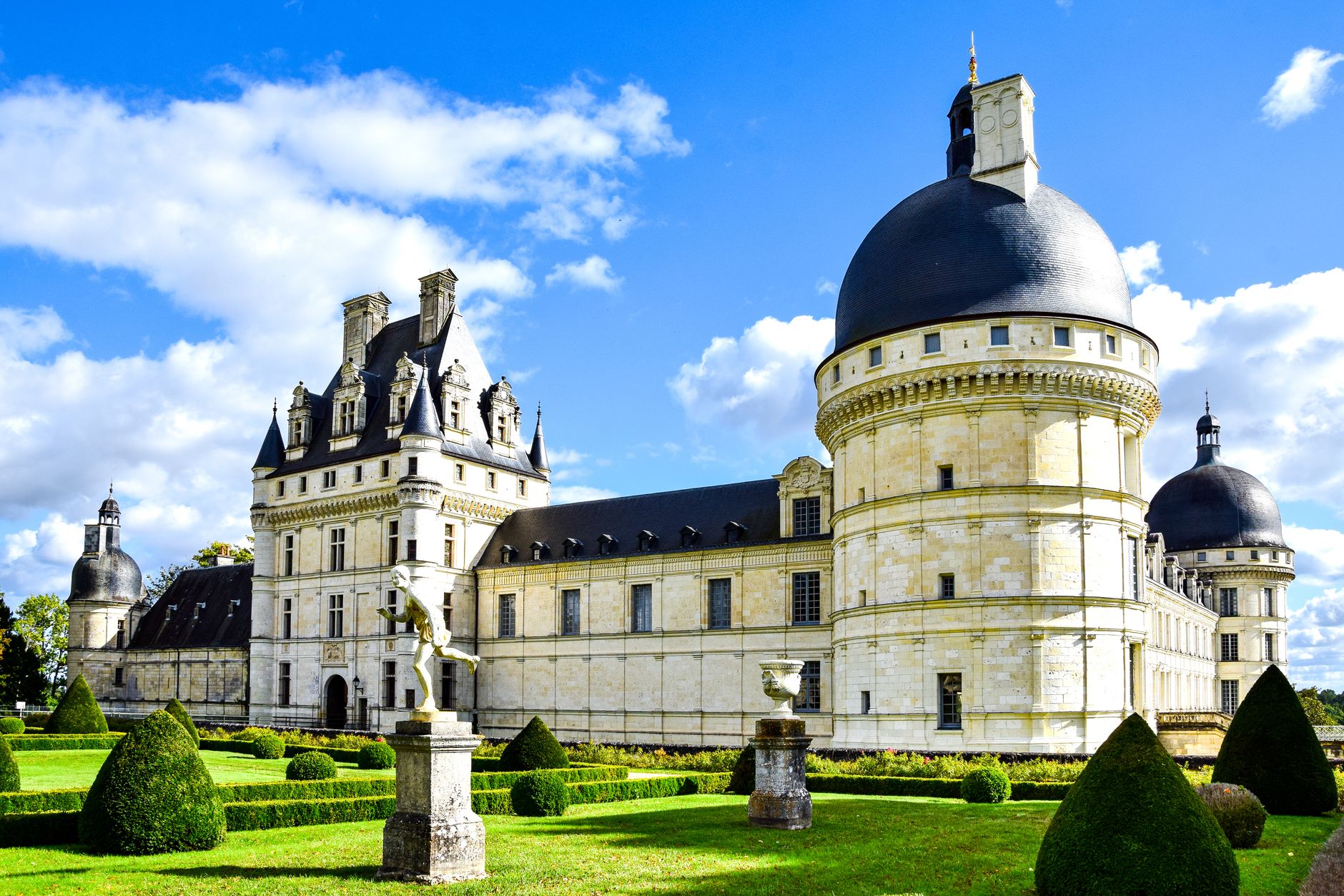 Velká kamenná kopule a střecha zámku Vaux-le-Vicomte zblízka pod modrou oblohou