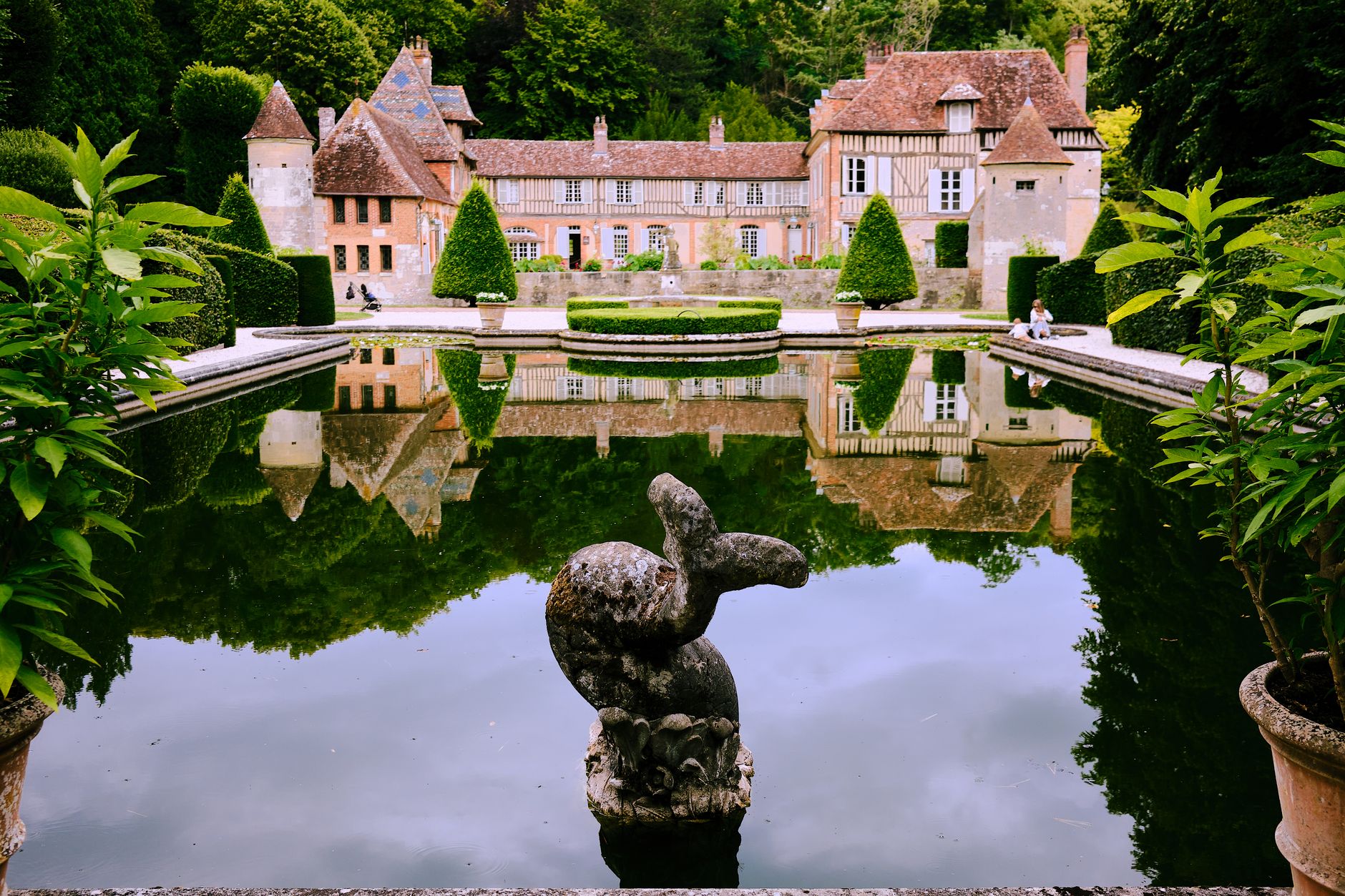 Barokní zámek Vaux-le-Vicomte s kopulí a symetrickou francouzskou zahradou v popředí
