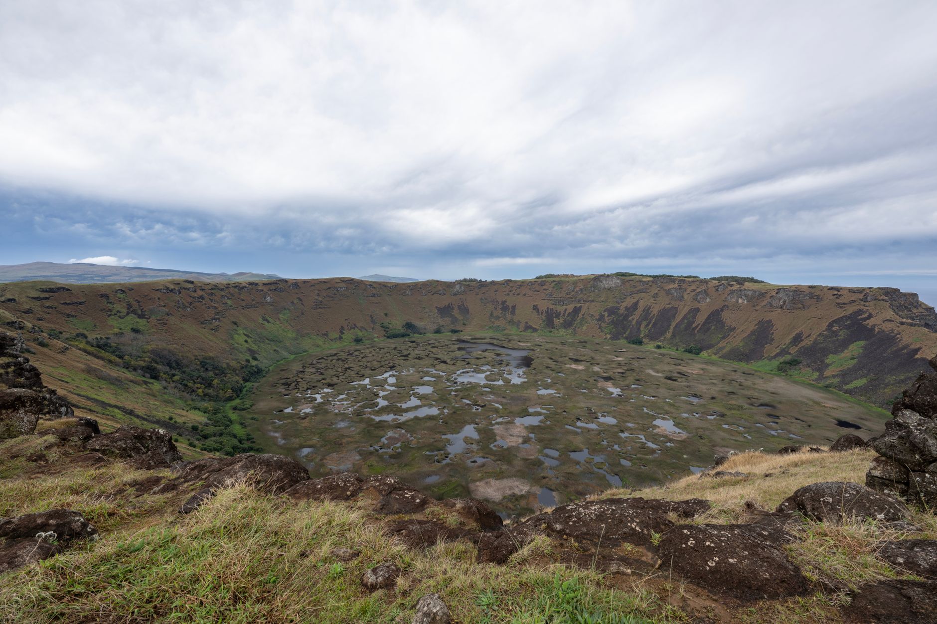 Nedokončené sochy moai zapuštěné ve svahu sopky Rano Raraku na Velikonočním ostrově