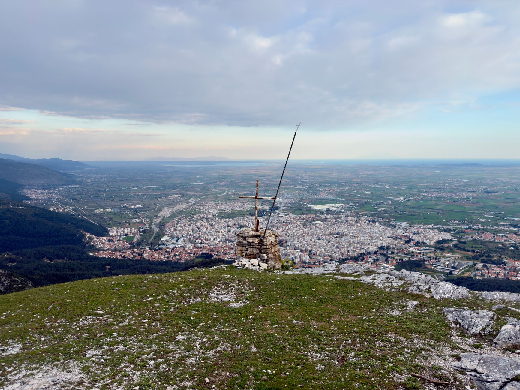 Archeologické naleziště Vergina v řecké Makedonii s kopcem nad královskými hrobkami a okolní krajinou
