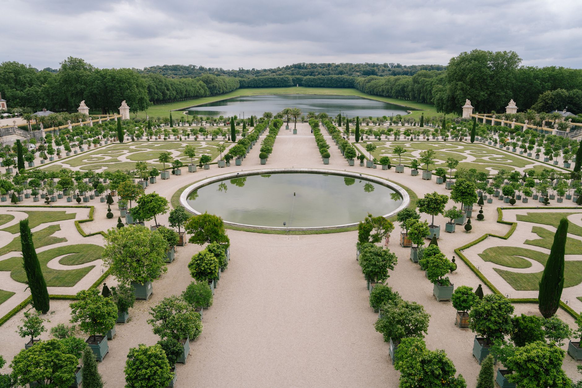 Zrcadlový sál ve Versailles se zlacenými lustry a řadou oken