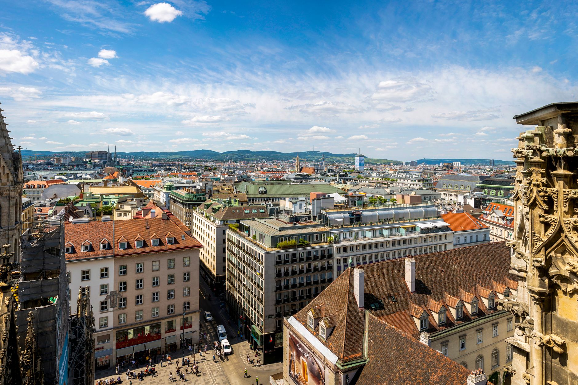 Panorama Vídně s katedrálou svatého Štěpána a střechami starého města za soumraku